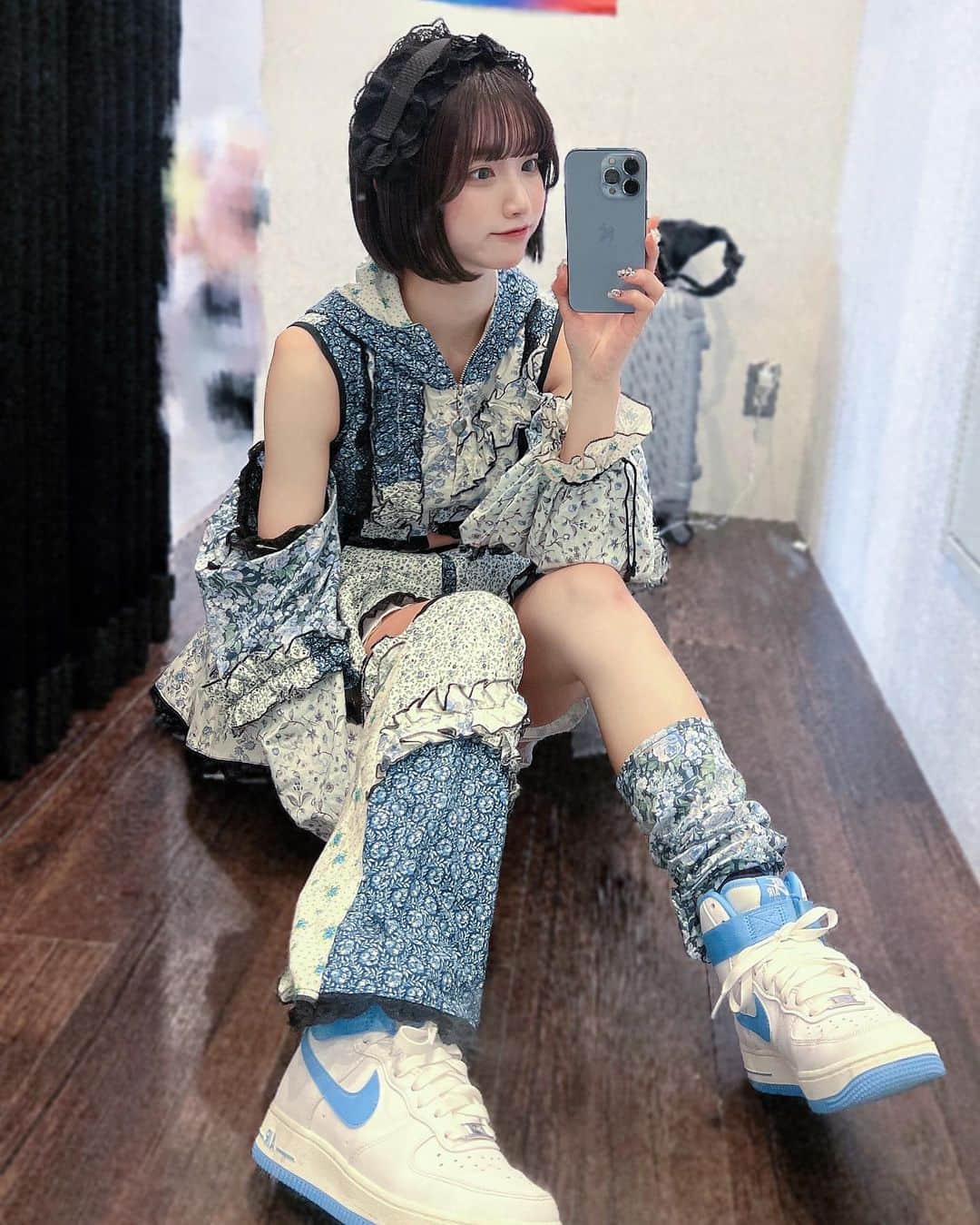 牧乃めいのインスタグラム：「アイドル衣装って戦闘服だよね(˘ ᵕ˘)  #粉我 #japaneseidol #idol #被写体 #被写体モデル  #被写体になります #ファインダー越しの私の世界 #撮影会 #アイドル  #自撮り界隈 #selfie #lfl #サブカル #likeforlike #いいね返しは絶対 #いいね返し #インナーカラー #model #地下アイドル #水色担当 #ootd #おしゃれさんと繋がりたい #ゴテゴテネイル  #ボブ #ミニボブ #좋아요 #맞팔 #ストリートファッション #アイドル衣装」