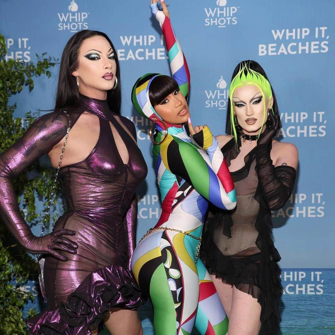 ヴァイオレット・チャチキさんのインスタグラム写真 - (ヴァイオレット・チャチキInstagram)「So fun celebrating pride with @iamcardib and @whip_shots 💚 check out the full video on the No gorge YouTube channel!」6月18日 13時31分 - violetchachki