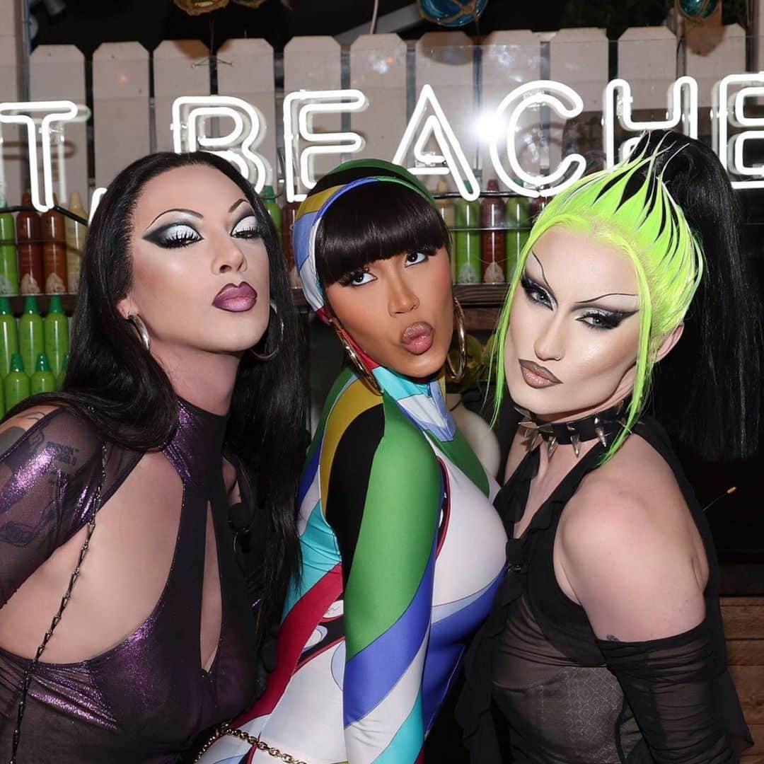 ヴァイオレット・チャチキのインスタグラム：「So fun celebrating pride with @iamcardib and @whip_shots 💚 check out the full video on the No gorge YouTube channel!」