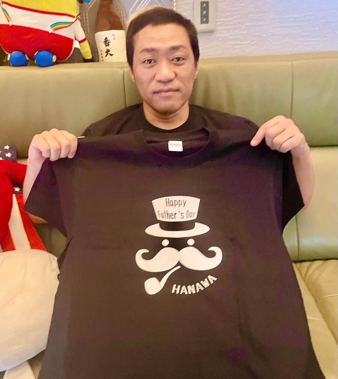 はなわさんのインスタグラム写真 - (はなわInstagram)「長男・元輝が父の日にTシャツを贈ってくれた(^_^) これは嬉しい〜。 ありがとう😊 #父の日　＃プレゼント」6月18日 13時36分 - naoki_hanawa