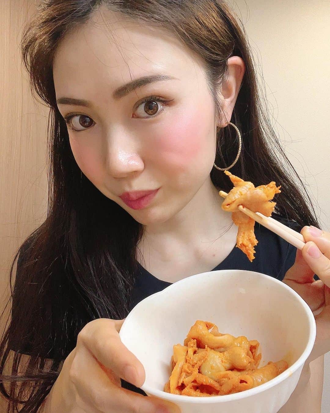 mahoさんのインスタグラム写真 - (mahoInstagram)「(*´꒳`*)🌸横にスワイプしてね👉 。 先日の🙋‍♀️ #北海道　の#焼肉レストラン食道園 @yakiniku.shokudouen の#ホルモン　☺️✨ 。 #フライパン　で簡単にできて かなり👌 。 。 アレンジで#丼物　しても良いよね❤️ 。 。 。  @yakiniku.shokudouen #焼肉レストラン食道園 #ホルモン焼肉 #家焼肉 #通販グルメ #グリルプレート #肉#ホルモン#ヘルシー#焼肉#肉料理#筋肉」6月18日 13時36分 - i.0ff1cia1._.m.ah.0