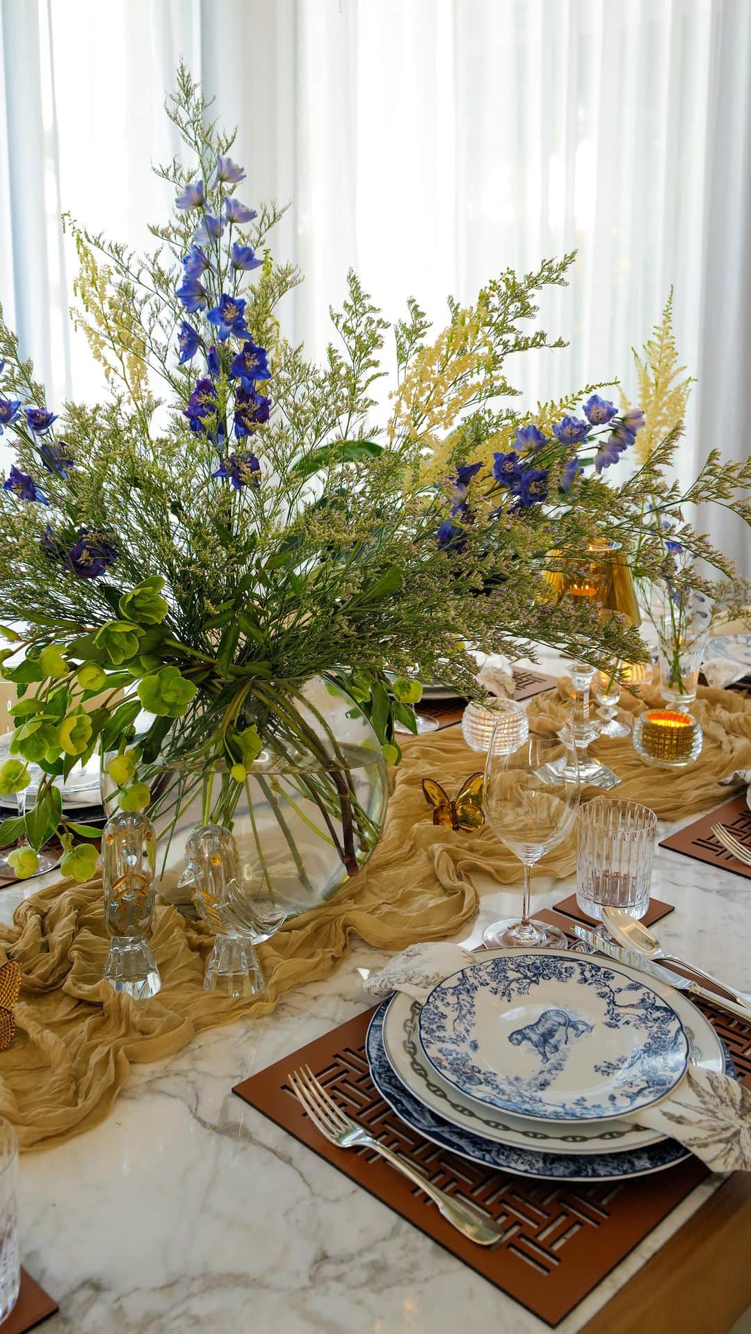 ジェイミー・チュアのインスタグラム：「💙On to a series of hosting weekend house parties. Personally I much prefer to have smaller groups for my house warming as it is easier to manage and I get to spend time with everyone present. This weekend I went for a blue themed tablescape and my guests all dressed to match.」