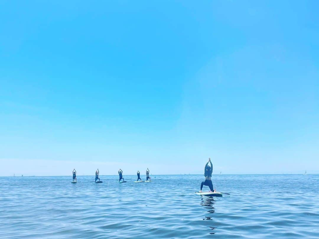 来夏さんのインスタグラム写真 - (来夏Instagram)「#🏖️ サップヨガ日和☀️  風も穏やかで気持ちいい時間でした☺️ ご参加いただきありがとうございました🩵 また来月7/29☀️ @sevenseas_kamakura   #サップヨガ #supyoga #サップ #sup #yoga #ヨガ #セブンシーズ #材木座  #日本サップヨガ協会公認インストラクター」6月18日 13時49分 - rairairaika