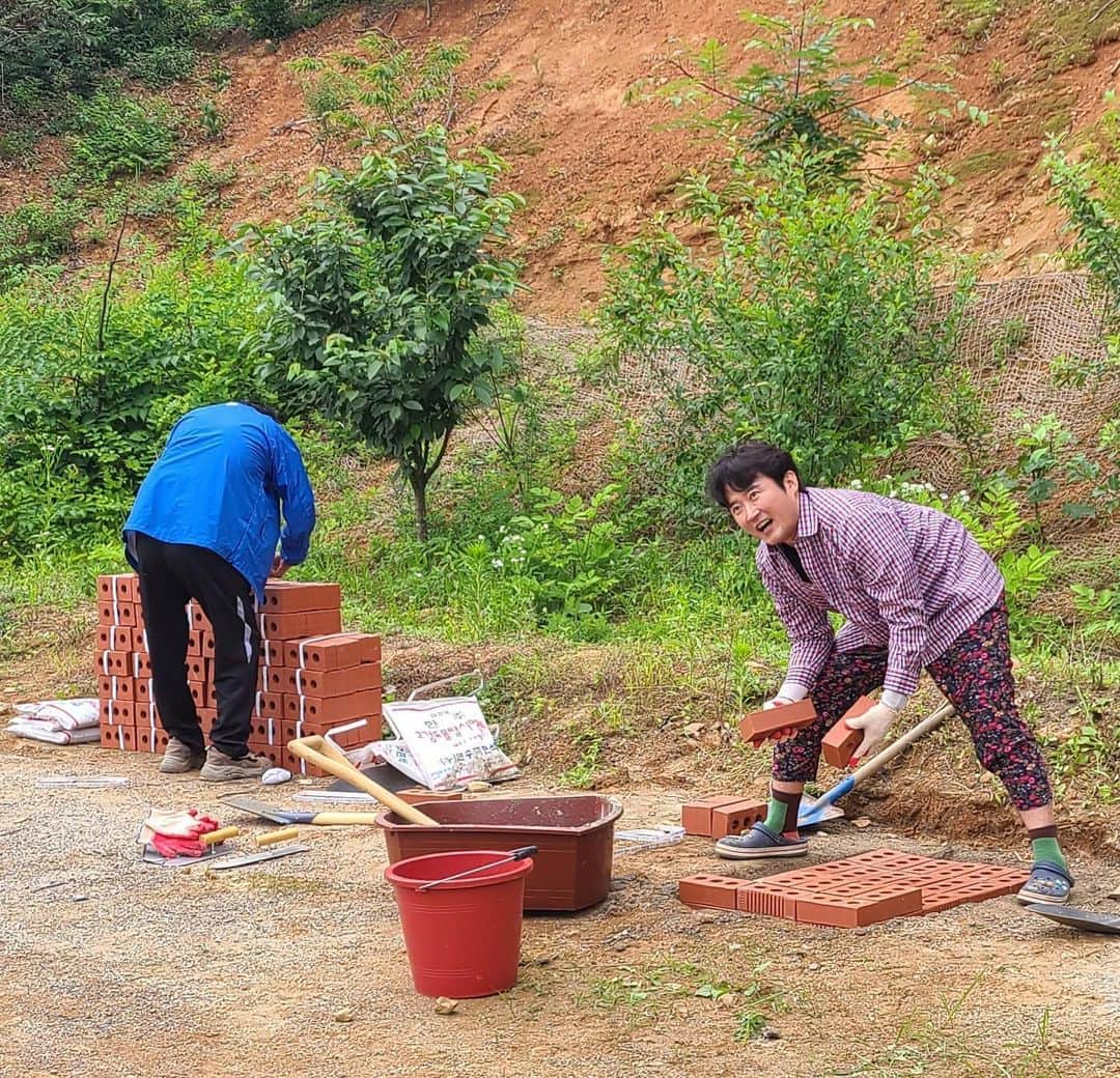 イム・ホのインスタグラム：「#tvnSTORY #회장님네사람들 #엄청난손님이찾아오셨답니다 #한밤의음악회가열렸어요 #김용건 #박은수 #김수미 #이계인 #김혜정 #임호 #조하나  회장님네사람들 많은 시청부탁드립니다.」