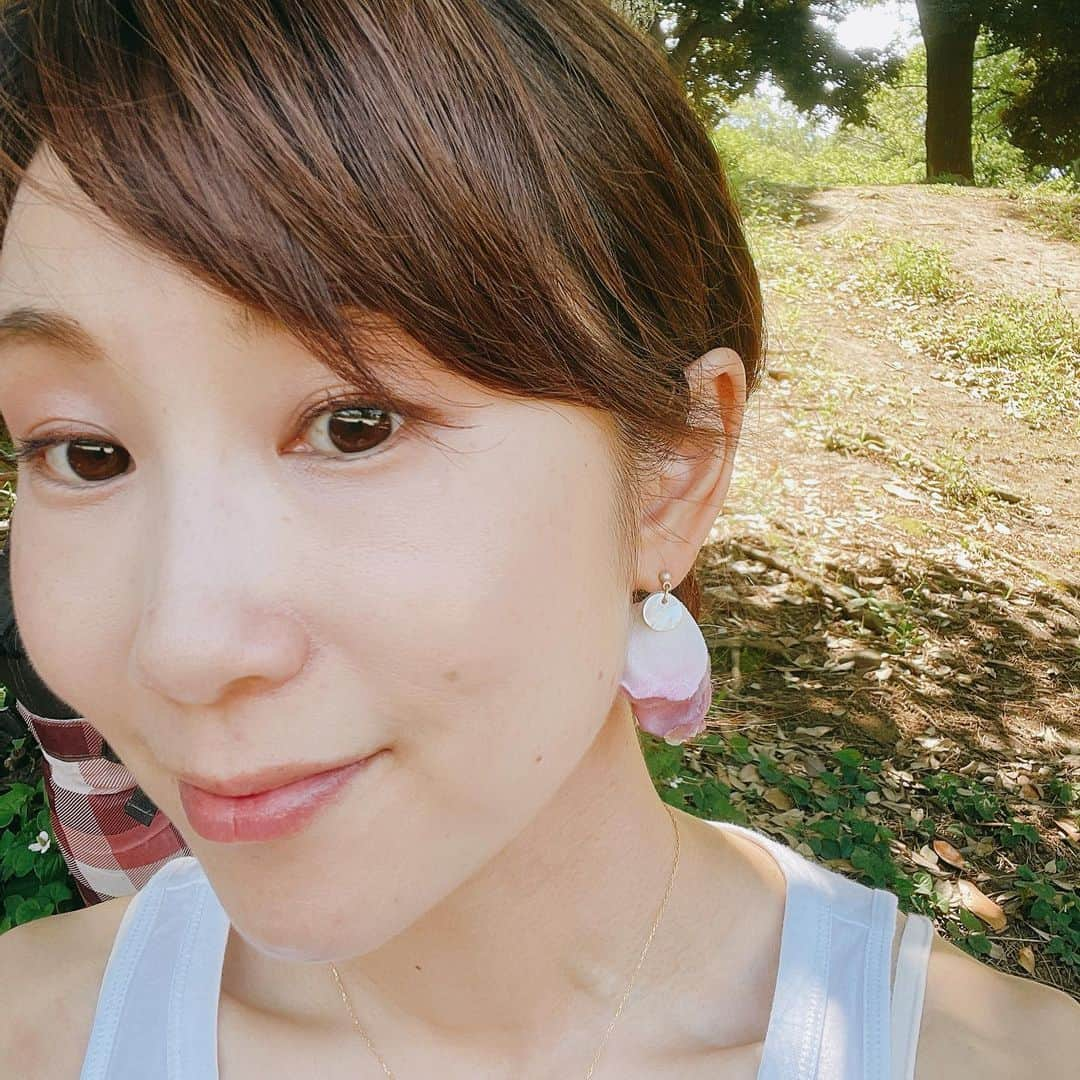 井上真帆のインスタグラム：「ずっと欲しかった @nihoh_works ゆかさんの ピアス。  手染めの布が 本物の花びらのように 耳元で揺れます。  @stern_mari78 まりさんの お洋服の展示会で 一緒に並んでいるのを目にしてから  いつか、、、♡  と 思っていました。  ▼軽さ ▼さりげない存在感 ▼上品  な、ピアスを いつも探しているのですが  さりげない存在感と 軽さを両立する 気に入ったピアスを見つけるのが 難しくて、、、  やっと出会えて しあわせ♡  大好きな @nanadecor_official  プリムローズ　とも合うし、  朝から夕方まで ママチャリかっとばして 子どもと過ごすような日の アクティブな服装にも合いました♪  @elisa.akiyama エリサさんとの 舞台「オーマイガッ!」裏話＆ @lizliz_ritsu モデル律さんによる Tシャツアレンジ術が楽しかった インスタライブでも このピアスが話題に。  「浴衣にも合いそう！」  たしかにー！！  お化粧室や どこかの窓に反射した姿を見た時に 自分の耳もとをみて 気分が上がります。  中目黒での展示会は まだつづいているようです。  私は アジサイモチーフのピアスに まだ後ろ髪をひかれております、、、  詳細は @nihoh_works  チェックしてみてくださいね♪  #井上真帆　#ナレーター　#MC #フリーアナウンサー　#ホリプロ  #こども手話ウイークリー　#手話勉強中　#声のお稽古  #ナレーション」