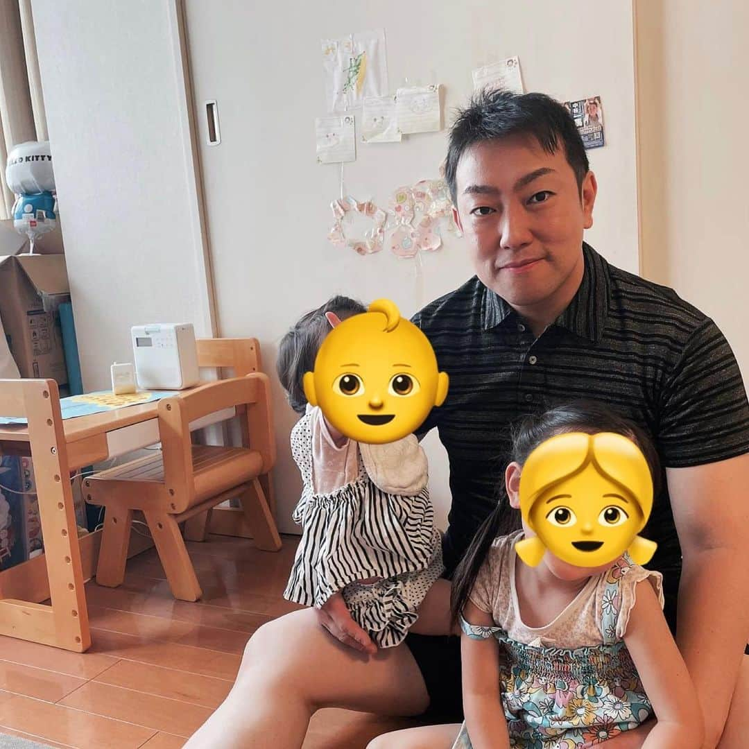 中谷一馬のインスタグラム：「父の日👨 娘たちが描いた絵🖼️をもらいました👧👶 頑張って準備してくれた姿を想像するだけで涙が出そうなくらい感激でした😂 お手伝いしてくれたママとおばあちゃんもありがとう☺️🙏 それにしても今時の肩叩きは最新です😅w  #立憲民主党 #衆議院議員 #中谷一馬 #育児 #親バカ #子育て絵日記 #セイジカ新世代」