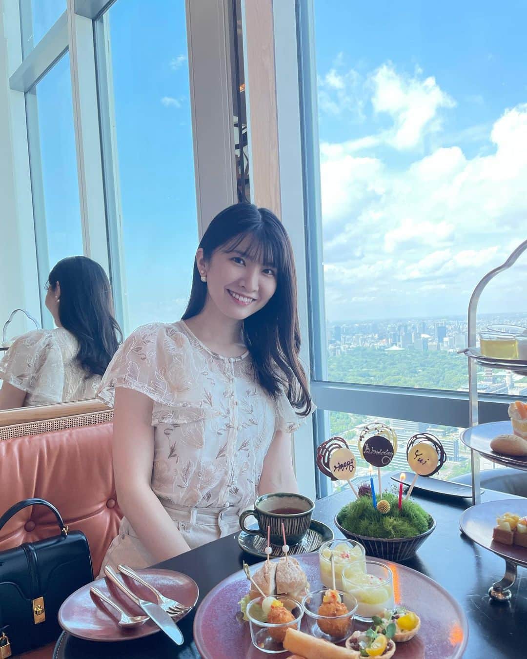 のインスタグラム：「メロンのアフタヌーンティー🍈🫖 妹がお祝いしてくれました🌱  梅雨なのに晴れていると それだけで嬉しいですね☺︎✴︎  皆さん良き日曜日を🪻」