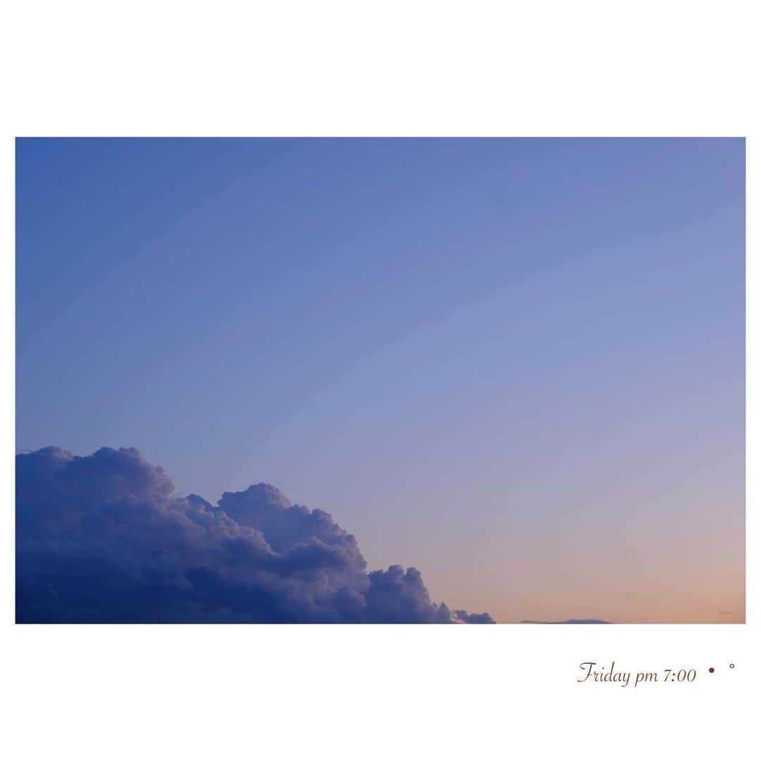 菊池真以のインスタグラム：「リールにも載せたこの空🩵🧡 綺麗でした・°  #涼しかったなー #夕空が好き  #ときめく雲図鑑　📘」