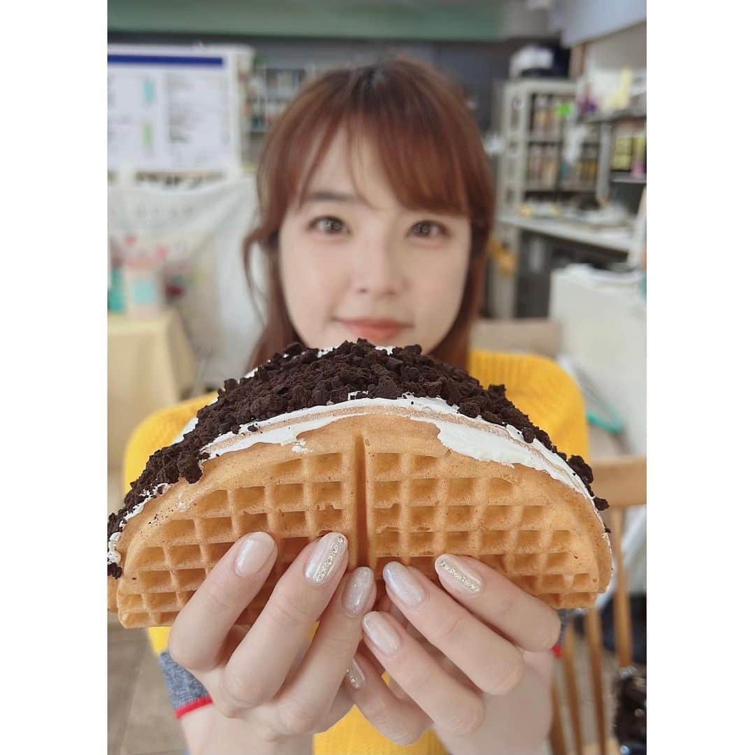 のインスタグラム：「☺︎ おいしかったもの カフェ天国の 生クリームワッフル オレオトッピング  #こう見えて甘さ控えめ #ワッフルは軽め #韓国旅行 #韓国グルメ」