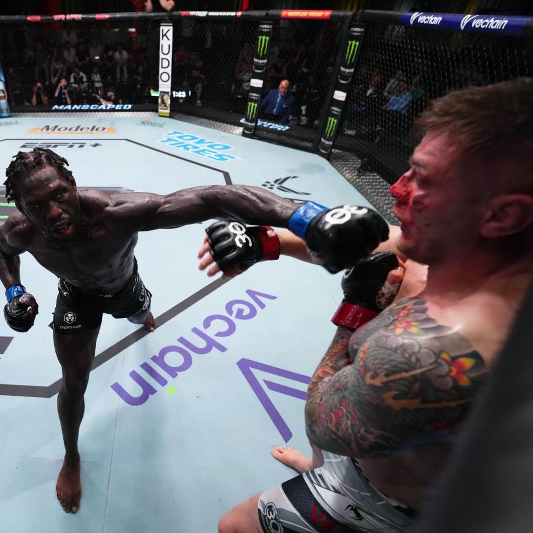 UFCさんのインスタグラム写真 - (UFCInstagram)「WHAT A FIGHT 🤯 We head to the ...