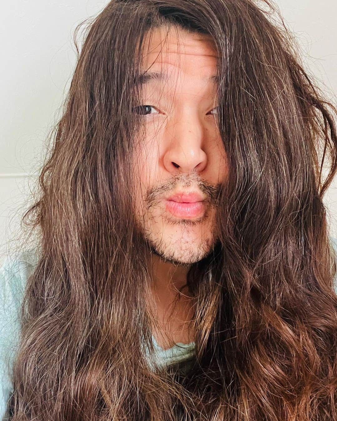 326のインスタグラム：「「こんにちわ、あのとき助けていただいたワカメです」  今、きっと人生で一番髪が長い  明日、坊主になる  そんな日に限って髪の毛の一部が絡まりまくって切るしかないかもしんまい…困った  明日美容師さんに一応救出を頼むけど無理やろなぁ  あ、ワカメって言ったのは嘘です。本当は昆布です」