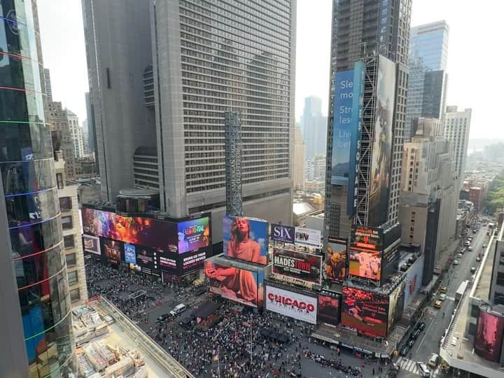 ダレン・クリスのインスタグラム：「Broadway. Champagne. Chocolate. Liza… In cushy bathrobes. What a dreamy way to pre-game, watch, and celebrate the Tony Awards until coming home at 5:30am. Thank you, @timessquareedition❕」