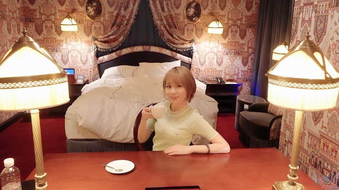 Arisa Nanaseさんのインスタグラム写真 - (Arisa NanaseInstagram)「ほんとどこ撮っても映える😍✨赤絨毯ってレッドカーペットみたいで好きかも…今日読んだ本で「自分を下げない。自分を褒める」ことについて載ってたよ😊 #レスケープホテル　#韓国ホテル　#韓国　#ソウル　#lescapehotel」6月18日 14時18分 - arisa.nanase