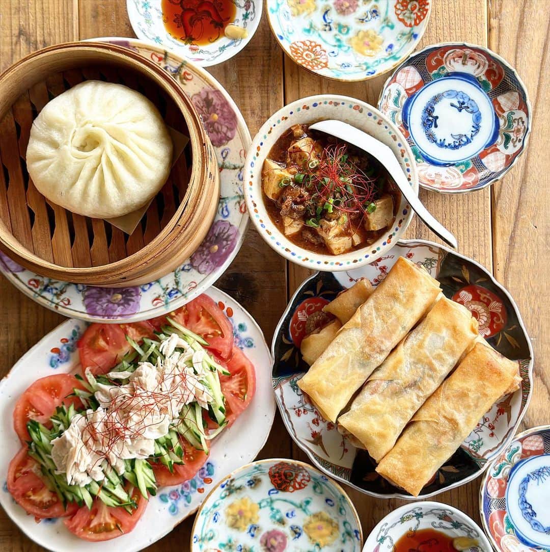 のインスタグラム：「今日のランチ 2023.06.18  551の豚まん 春巻き 麻婆豆腐 棒棒鶏  中華でランチ。 炒飯作ろうかと思ったけど、豚まんあったのでそれで。 大阪いった時チルドの豚まん買ってきたので、それを冷凍して、蒸籠で蒸してたべました♡ あーお腹いっぱいだ🤣🤣」