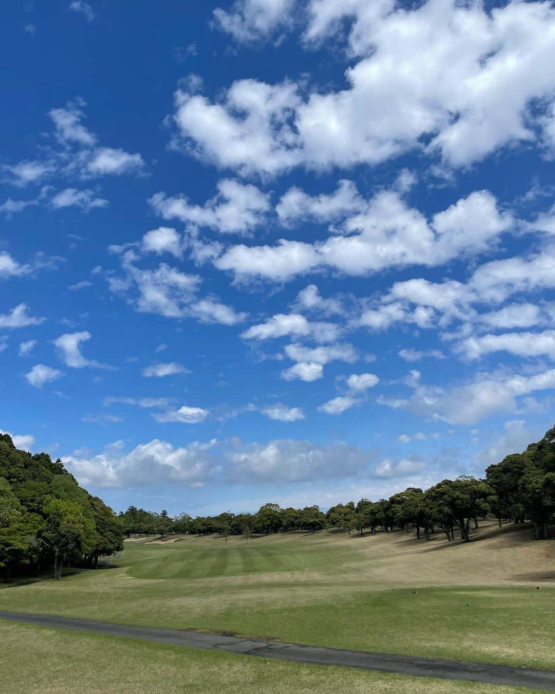 林美沙希さんのインスタグラム写真 - (林美沙希Instagram)「. いつかのゴルフ🏌️‍♀️ 青空と芝生の、この景色が好きで 行った先でよく写真を撮っています。 夏は暑くて出来ないので、他の趣味を見つけたいです☺️  #ゴルフ #青空と芝生 #趣味  #ちゃんと #池ぽちゃ」6月18日 14時19分 - misaki0hayashi