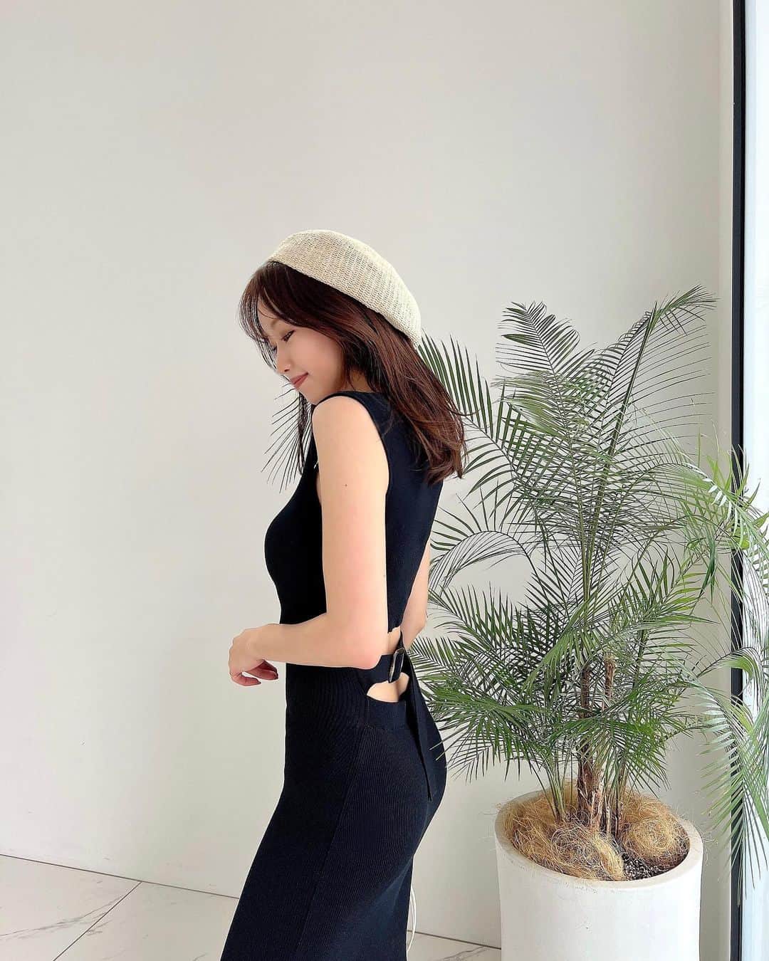 木田絵里香のインスタグラム：「. 夏は背中あけがち😙 ランウェイチャンネルで背中あきワンピ特集もやってるよ♡ zozoは今日¥2,000オフクーポン🏷️ 1日限定先行でシャギーシリーズの予約販売もしてまする🐏 . #ワンピース#ワンピコーデ#ブラックコーデ#夏コーデ」