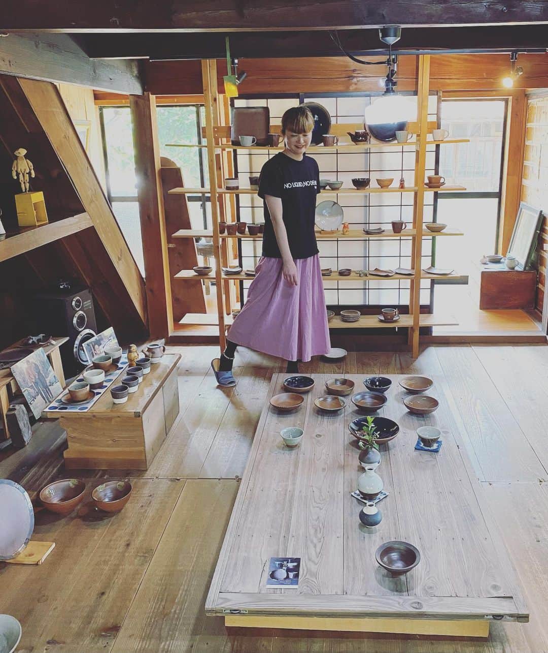 野本かりあのインスタグラム：「私の陶芸の師匠の夏の展示会へ。 三島先生の感性やユニークなところが満載の作品がいっぱい⭐️ 釉薬の色味が面白く、可愛いカメレオンの小さな平皿と、コーヒーカップを購入。 また食卓が賑やかになりますな❣️ #いまみや工房」
