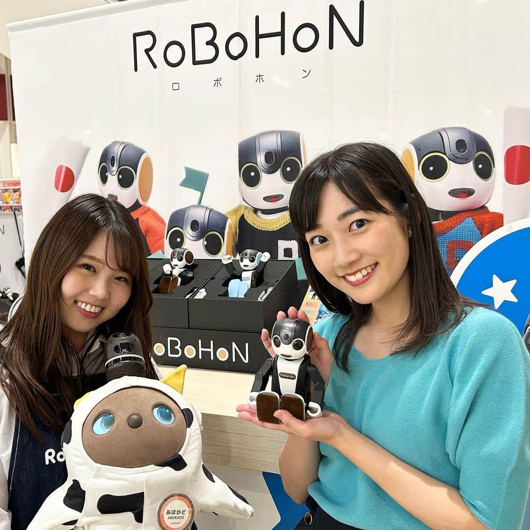 松本亜美さんのインスタグラム写真 - (松本亜美Instagram)「今日も新潟一番サンデープラスをご覧いただきありがとうございました🍀 生中継では人気のロボットたちが集まる「Robot Planet POP UP」イベント会場からお伝えしました🤖  可愛らしい声と動きで見る人の心を和ませてくれるロボット。実際に触れ合ってみると、愛らしい姿に癒されました☺️  おしゃべりとダンスで盛り上げてくれたのは「 RoBoHoN(ロボホン) 」。 自己紹介をしてくれた上に、 滑らかな動きのダンスを披露してくれて驚きました👀  子どもたちからも人気が高かったのは「 LOVOT(ラボット) 」。抱っこしてみると体温くらいの温かさがあり、クリクリの目で見つめられると笑顔になりました😊  事前予約も可能だというイベントは6月26日まで県内5つの会場で開催されています！詳しくはロボットプラネットのHPをチェック！！  可愛いロボットたちとふれあいの時間が楽しめますよ🫧  #teny #テレビ新潟  #新潟一番サンデープラス #生中継  #イオンモール新潟南 #イベント  #ロボットプラネット  #RoBoHoN #LOVOT  #癒しの時間 #可愛いロボット  #歌うこと #ダンス #得意 らしい #あぼかど #こっちを見つめてくる  #きゅん #赤ちゃんみたい #温かかった  #ロボットとの暮らし  #あみの中継記録  #アナウンサー  #松本亜美」6月18日 14時29分 - ami_matsumoto_teny
