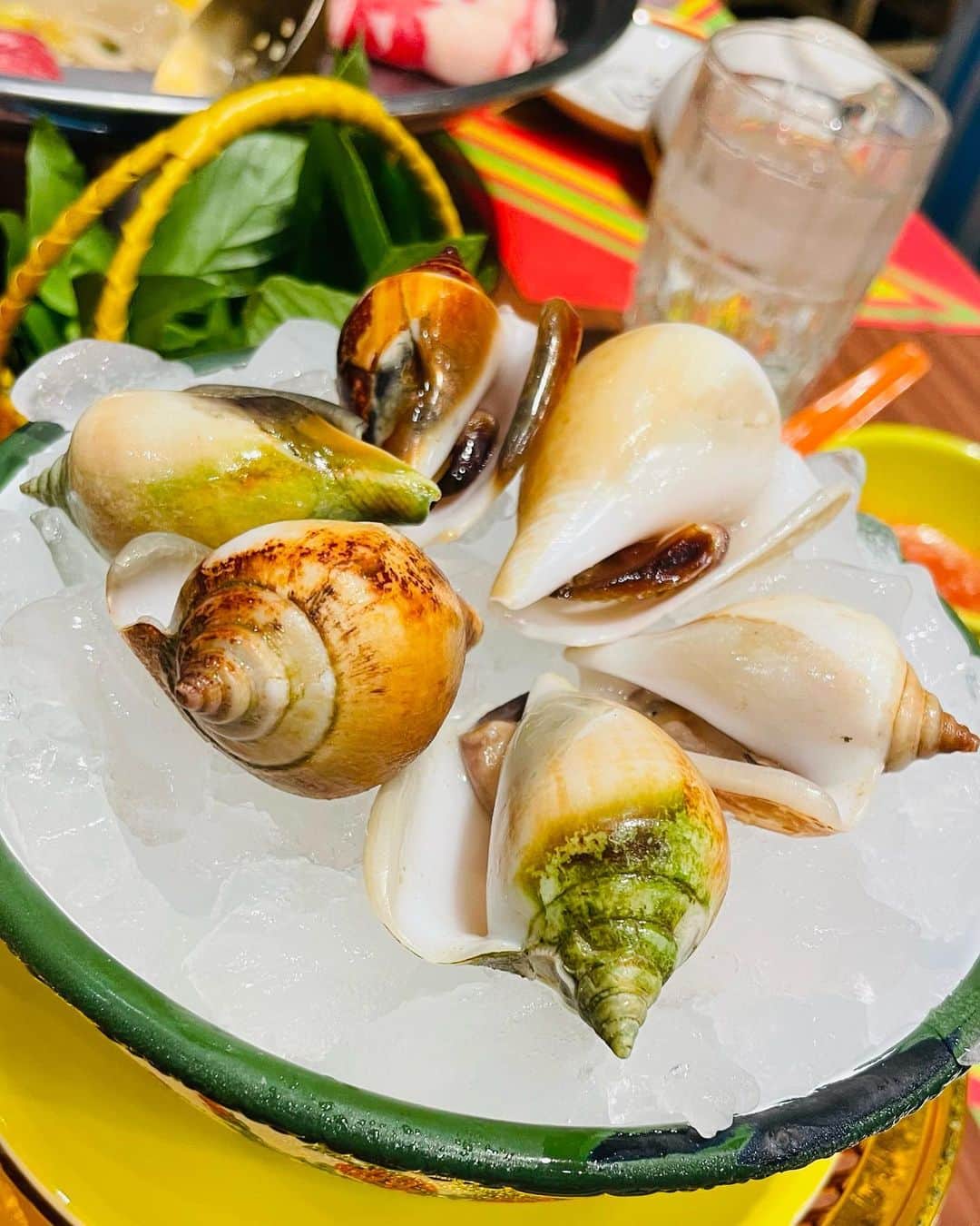 イ・サガンさんのインスタグラム写真 - (イ・サガンInstagram)「this is so sooooooooo gooooooood!!! @cogoround    Kaiten-sushi style Thai shabu-shabu. Impressive services and great food. One of the “Must Try” new shop in #centralworld   love the special local seafood and fried tofu, slushy beer, Thai tea ice flake 😋  also good vibe with DJ’s music choice🩵  태국식 핫폿 너무 맛있어요  방콕 오면 꼭 가보시길 추천👍🏻 센트럴월드 7층에 있어요  #cogoround #방콕맛집 #타이핫폿 #bkkrestaurant #bangkokfood #센트럴월드방콕 #centralworld #cogoround #코고라운드 .」6月18日 14時30分 - leesagan
