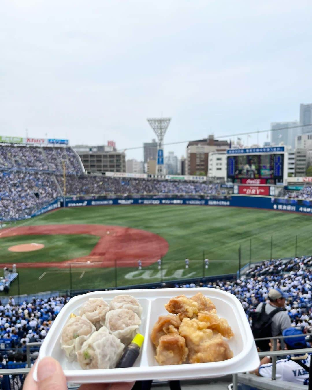 渋谷恭子さんのインスタグラム写真 - (渋谷恭子Instagram)「#交流戦 最終日⚾️  #崎陽軒 のシウマイからあげセット  #野球観戦 #観戦 #スポーツ観戦 #野球 #プロ野球 #セパ交流戦 #横浜 #関内 #シウマイ #焼売 #からあげ #唐揚げ #唐揚 #横浜グルメ」6月18日 14時38分 - kyoko.86