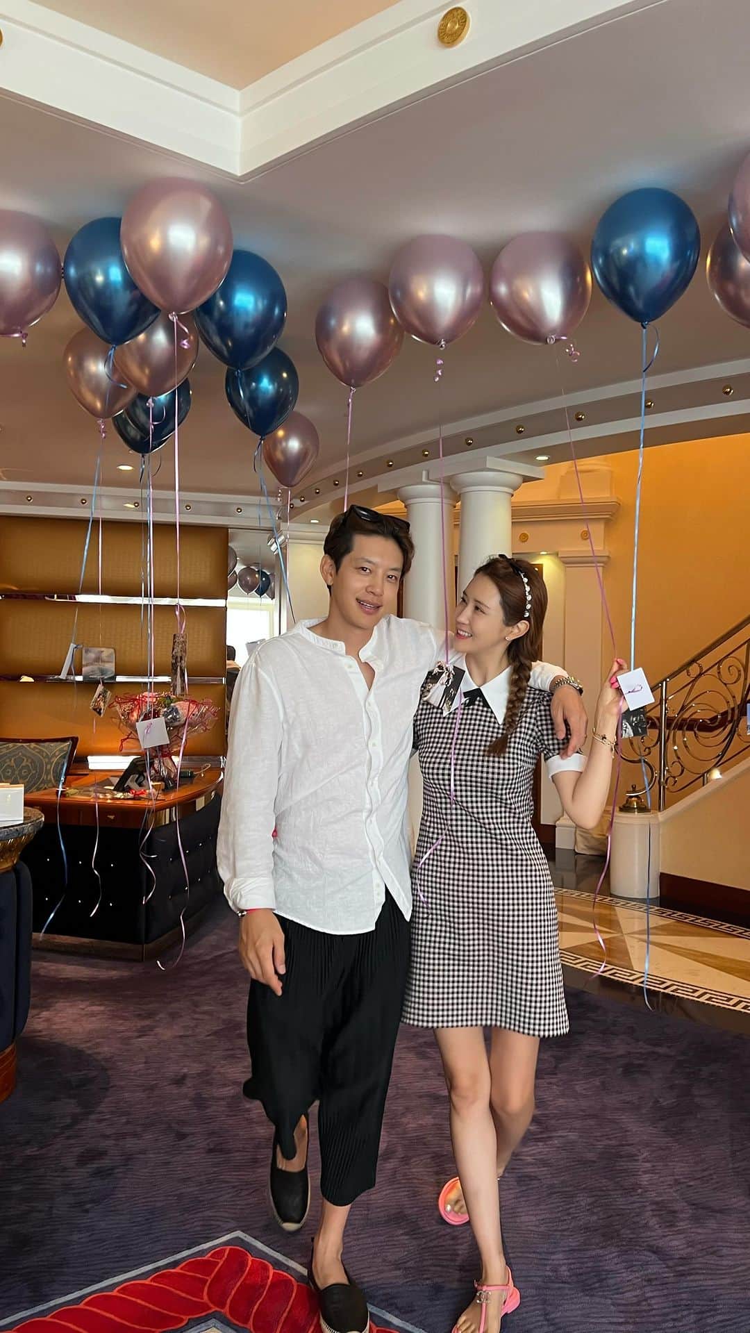 イ・ダヘのインスタグラム：「두바이에서도 결혼 축하를 받을 줄 몰랐어요😍 버즈알아랍의 세심한 케어는 감동이었답니다 ㅠ 외출하고 돌아왔는데 만들어주신 깜짝 서프라이즈 정말 감사하고요 초콜렛으로 만든 웨딩사진 액자도 맛있게 잘먹었어요 ㅎㅎ (먹기 아까웠지만..) #TimeExceptionallyWellSpent」