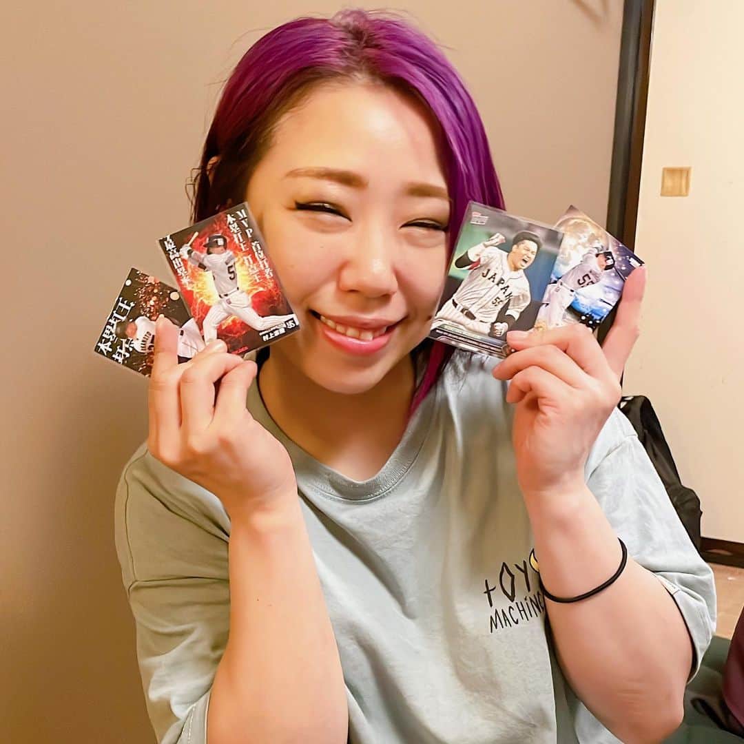DASH・チサコのインスタグラム：「チサコは村神様のカードを手に入れた🫰🏻💗  #村上宗隆  #岡本和真  #swallows  #ヤクルトスワローズ」
