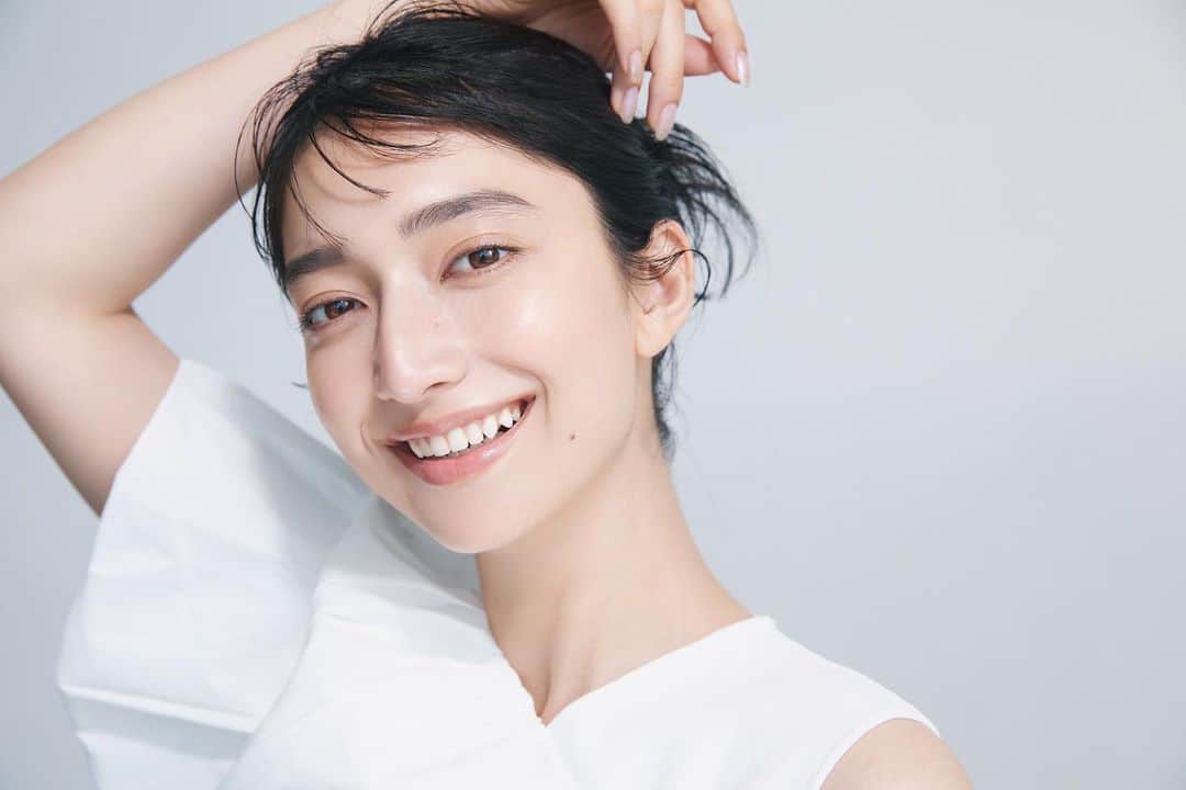 のインスタグラム：「西武・そごうコスメ情報サイト「美流百華WEB」🪻  “自分ファースト美容”で肌も心も上を向こう！をテーマに ヘア＆メイクアップ アーティストの長井かおりさんと @kaorimake 心地よさから始まるスキンケアについてじっくりお話をしました🔍  長井さんからのアドバイス必見です♡ちゅるちゅるになりたい！夏！！！   #美流百華WEB #美流百華 #西武そごう #seibusogo」