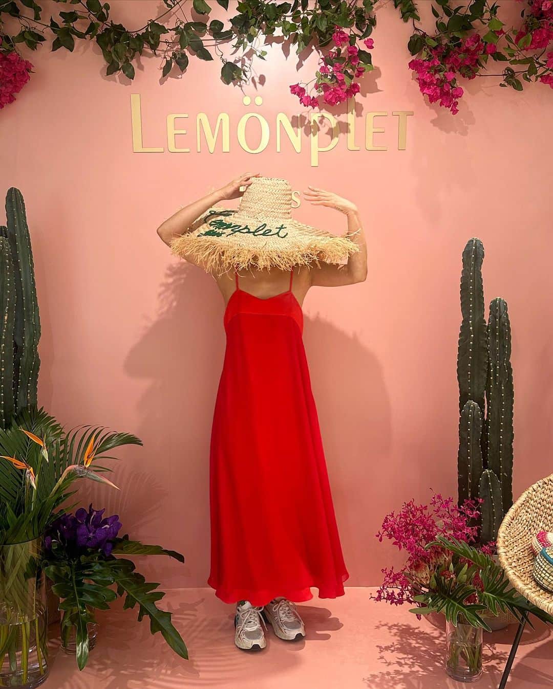 中川友里さんのインスタグラム写真 - (中川友里Instagram)「💚 @lemonplet.official at 表参道 💚  RESORT COLLECTION 💚  「　🌵Marrakesh 🌵　」 鮮やかなカラーリングの数々のリゾート🏝️コレクション💚  このワンピも赤の切り替えと流れるような裾の動きが可愛い🥰🏝️  #fashion #tokyo」6月18日 14時53分 - darayunya