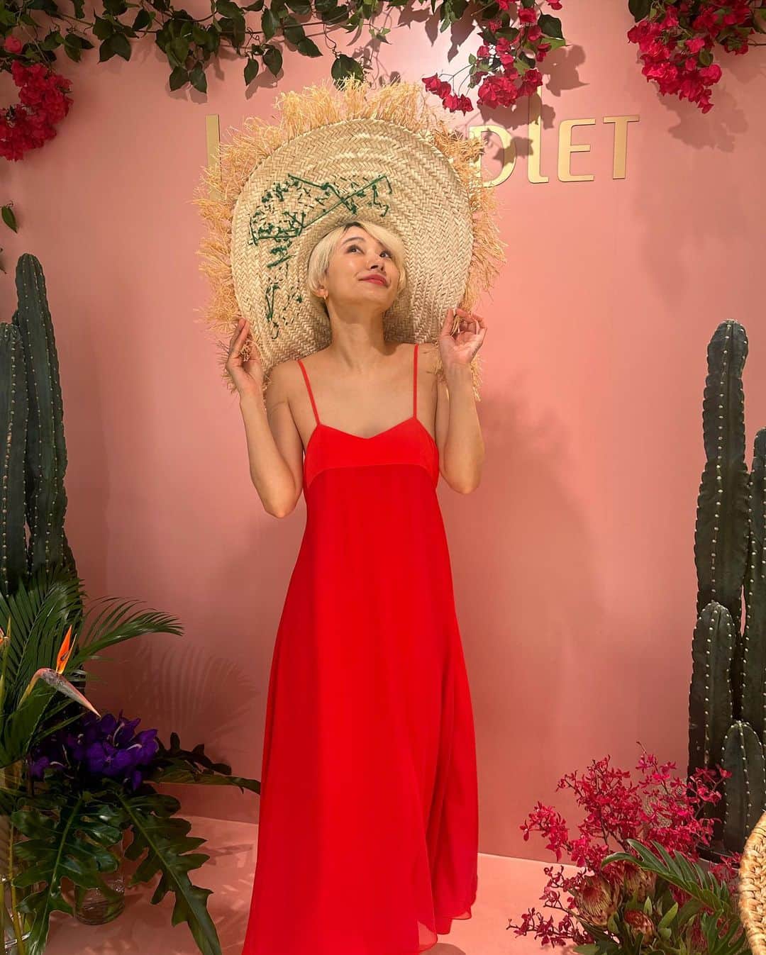 中川友里さんのインスタグラム写真 - (中川友里Instagram)「💚 @lemonplet.official at 表参道 💚  RESORT COLLECTION 💚  「　🌵Marrakesh 🌵　」 鮮やかなカラーリングの数々のリゾート🏝️コレクション💚  このワンピも赤の切り替えと流れるような裾の動きが可愛い🥰🏝️  #fashion #tokyo」6月18日 14時53分 - darayunya