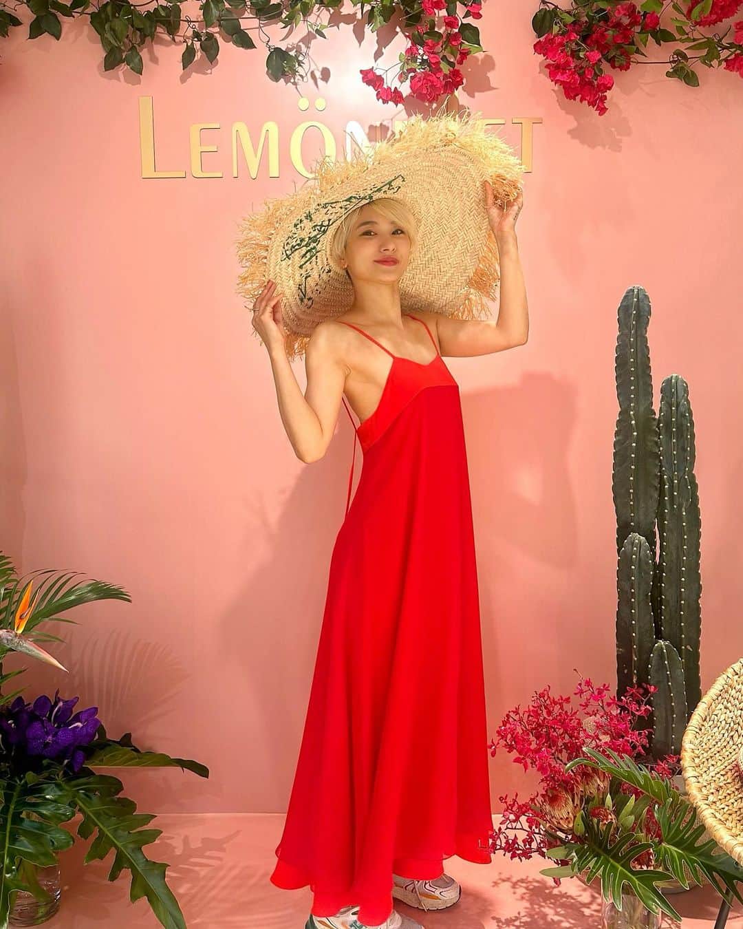 中川友里のインスタグラム：「💚 @lemonplet.official at 表参道 💚  RESORT COLLECTION 💚  「　🌵Marrakesh 🌵　」 鮮やかなカラーリングの数々のリゾート🏝️コレクション💚  このワンピも赤の切り替えと流れるような裾の動きが可愛い🥰🏝️  #fashion #tokyo」