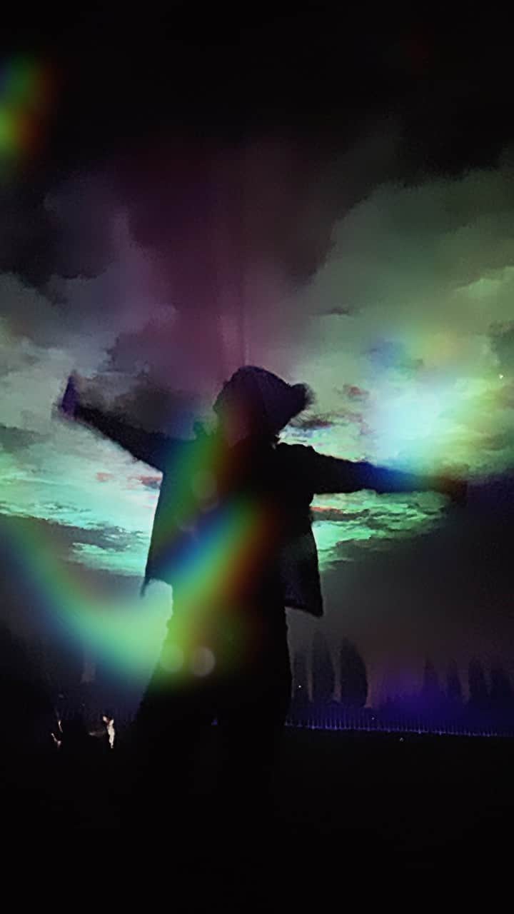 サリー・フィッツギボンズのインスタグラム：「A night under the stars capturing the Highlands #Borealis installation on my @boostaus Refurb iPhone 🌌✨ ————— #shareinmoreplaces  #refurbishediphone  #sustainablethinking」