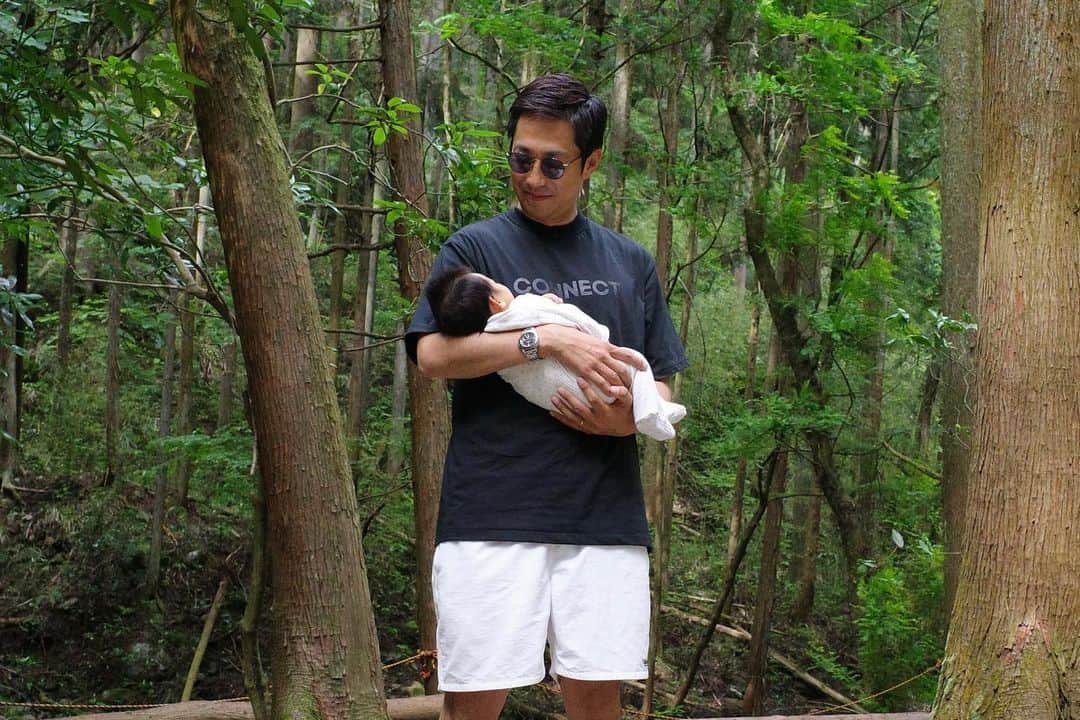 田中毅のインスタグラム：「. 少しずつお散歩。 一瞬で終わってしまった新生児👶  #本当にあっという間  #その連続」