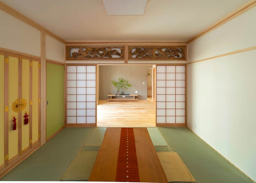 ミヤワキホームさんのインスタグラム写真 - (ミヤワキホームInstagram)「8畳の真壁和室です お客様の旧宅の欄間をしつらえました✨  障子を開けるとリビングの続き間としても使えます  床：畳  仏間床：あづみの松 　  壁・天井：和紙  －－－－－－－－－－－－－－－－－－－－－－－ 他の施工事例はこちらから ➭➭➭ @miyawakihome #家づくり に役立つ情報を定期的に更新中 －－－－－－－－－－－－－－－－－－－－－－－  #和室  #欄間 #真壁 #和室のある家 #畳スペース #障子のある家 #障子のある暮らし #続き間和室 #和紙壁紙 #家づくりアイディア #失敗しない家づくり #後悔しない家づくり #収納アイディア #間取りの工夫 #自然素材の家 #無垢 #無垢材 #新築 #マイホーム #工務店がつくる家 #リフォーム #リノベーション #高岡工務店 #富山注文住宅 #高岡注文住宅 #高岡市 #木の家 #ミヤワキ建設 #ミヤワキホーム」6月18日 15時00分 - miyawakihome