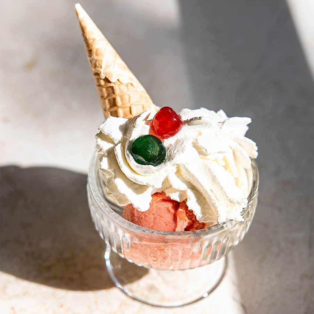 のインスタグラム：「パリの初夏は、イタリアンジェラートで決まり🍦✨   昨年、地下鉄駅ヴァヴァン近くにオープンした「Gelateria Girotti（ジェラテリア・ジロティ）」のメニューが最近ぐんと充実し、ジェラテリアを超えてサロン・ド・テ的に活用できるように🤍  ジロティのメインはなんといってもジェラート。グルテンフリー、保存剤不使用のナチュラルな手作りジェラートで、その味は選ぶのが難しいほど種類豊富。チョコレート、イチゴ、ヘーゼルナッツといったクラシックな味に加え、ゴルゴンゾーラや野生アスパラガスといった個性的なフレーバーも。パリに行ったらぜひ寄ってみて。  🇫🇷Gelateria Girotti Paris 120, boulevard Raspail 75006 Paris 営）8:00～20:00 無休 @gelateriagirottiparis   editing: Mariko Omura photography: Leo Charmant、Mariko Omura   詳細はこちらの記事をチェックして。  https://madamefigaro.jp/paris/230610-girotti.html  #paris #アイス #ジェラート#madamefigarojapon #フィガロジャポン #マダムフィガロジャポン」