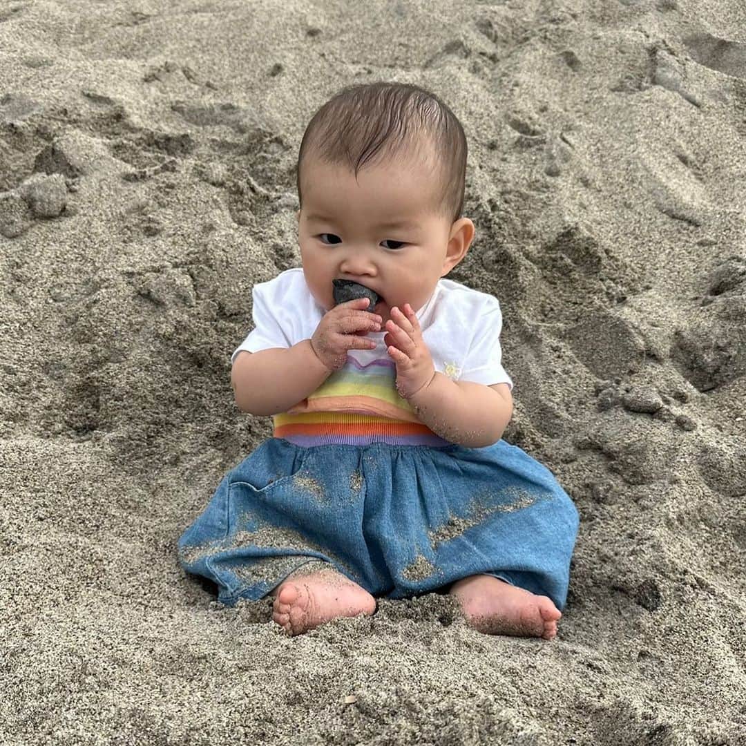 のインスタグラム：「ひーちゃんは海の味を堪能中👶🌀 のんちゃんが拾ってきた石を味見していました😂  #村方乃々佳 #ののちゃん #ののかちゃん #ののちゃんねる #nonokamurakata #노노카 #ひーちゃん」