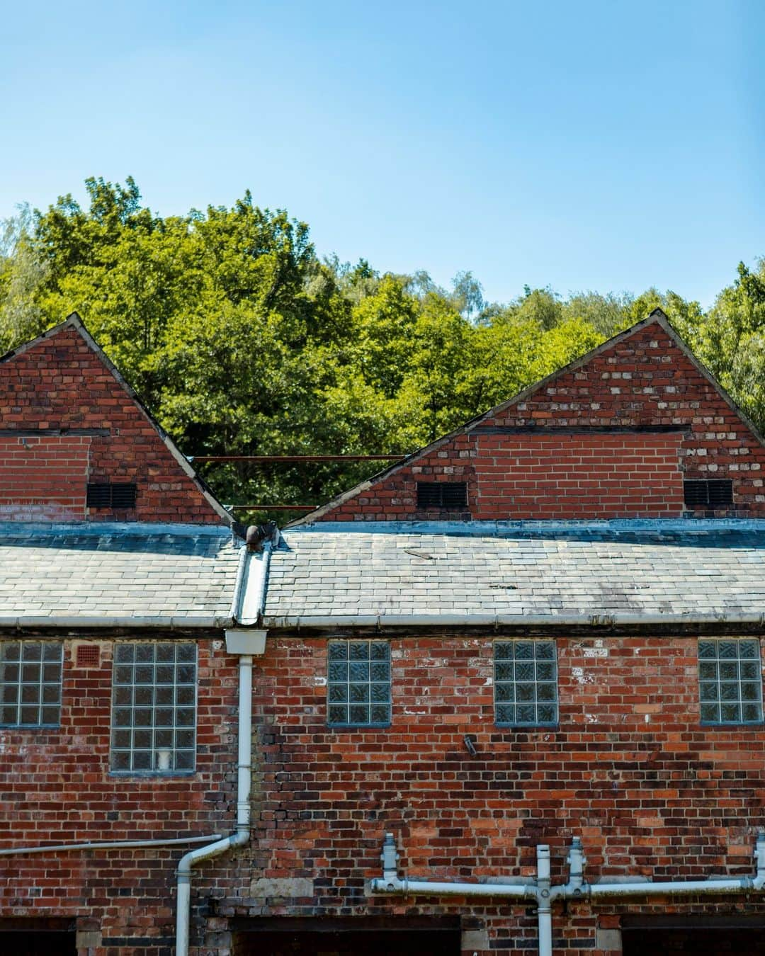 ジョンスメドレーさんのインスタグラム写真 - (ジョンスメドレーInstagram)「Great dads deserve great things, so today we wish a very special Father's Day to everyone celebrating.  Pictured here is Lea Mills, our manufacturing home since 1784, basking in the glorious June sunshine.  #fathersday #johnsmedley」6月18日 15時01分 - johnsmedleyknitwear