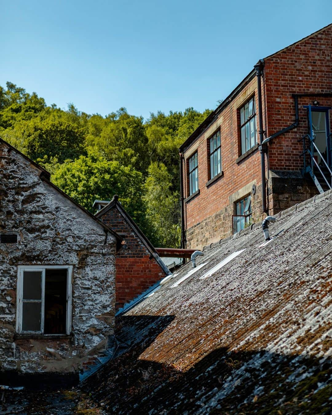 ジョンスメドレーさんのインスタグラム写真 - (ジョンスメドレーInstagram)「Great dads deserve great things, so today we wish a very special Father's Day to everyone celebrating.  Pictured here is Lea Mills, our manufacturing home since 1784, basking in the glorious June sunshine.  #fathersday #johnsmedley」6月18日 15時01分 - johnsmedleyknitwear