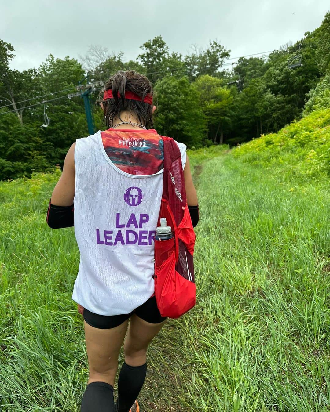 TOMOMIさんのインスタグラム写真 - (TOMOMIInstagram)「🇨🇦@spartanracecanada ULTRA50K⛰️🏃‍♀️ Women's ELITE 1st🥇 ⌚️11:10:19   It was really harder than any Spartan race I've ever participated in😇😇😇  I went back and forth to the ski resort in the rain...🥲☔️  I got into the quagmire up to my knees many times😵😵😵  Of course, the obstacles are also covered in mud and slip 😭😭😭  The Dunk wall in front of the goal is muddy and super cold🥶🥶🥶  ULTRA starts the 2lap after being forced icing on the Dunk wall, so it's cold and shivering🧊🐧🧊🐧🧊  It was really hard to achieve 50km cumulative 4000m in this environment⛰️⛰️⛰️  Thank you for the wonderful experience❤️ @spartanrace  @spartanracecanada  －－－－－－－－－ー－－－－－－ 今まで参加したどのスパルタンレースよりも本当にキツかったです😇😇😇  雨のスキー場を行ったり来たり、、、  新潟BEASTの最初の登りをリアル10往復ぐらいした疲労感🫠🫠🫠←  しかも日本のトレイルみたいに整備されてないところも多くて 自然ありのままの姿って感じ🌳🪵🍃🌪️  膝上まで埋もれる泥沼に何度も入るし みんなドロドロだから もちろんオブスタも泥だらけでツルツル😭😭😭  ゴール間際にあるDunk wallはちゃんと泥水で超冷たくて🥶🥶🥶  ULTRAはDunk wallで強制アイシングされた後に2週目スタートという鳥肌パラダイス🐧🐤🐧🐤  この環境で50km累積4000mアップは本当に過去一タフでした😬😬😬 📷pic10 ペナルティループ走り過ぎて55km以上走ってました😇😇😇 コスパいいね👍←  こんなこと日本では絶対に出来ないのでご興味ある方是非❤️  ステキな経験を本当にありがとうございました🙇‍♀️✨  Special TEAM🤝 #WEIN group  @spot_llc  @orehasesshusu  thank you✨ 👟@merrelltestlab @merrell  🎒 @salomonrunning @salomon_japan  🧴@phiten_official  🦵 @narurebo   #Canada #Toronto  #World #JAPAN #spartan #spartan #spartanrace #mountain #runner #athlete #ultramarathon  #running #marathon #Trailrun  #runner #japan #champion  #尾藤朋美 #日本代表 #アスリート #ランナー #ウルトラマラソン #ウルトラランナー  #世界一への道 #スパルタンレース #アスリート」6月18日 15時16分 - tomomi_fitness