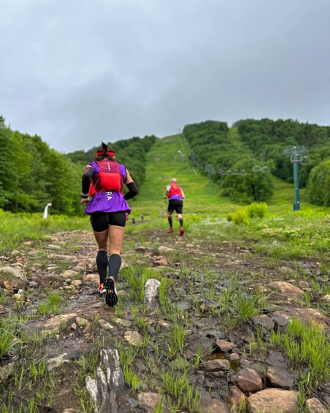 TOMOMIさんのインスタグラム写真 - (TOMOMIInstagram)「🇨🇦@spartanracecanada ULTRA50K⛰️🏃‍♀️ Women's ELITE 1st🥇 ⌚️11:10:19   It was really harder than any Spartan race I've ever participated in😇😇😇  I went back and forth to the ski resort in the rain...🥲☔️  I got into the quagmire up to my knees many times😵😵😵  Of course, the obstacles are also covered in mud and slip 😭😭😭  The Dunk wall in front of the goal is muddy and super cold🥶🥶🥶  ULTRA starts the 2lap after being forced icing on the Dunk wall, so it's cold and shivering🧊🐧🧊🐧🧊  It was really hard to achieve 50km cumulative 4000m in this environment⛰️⛰️⛰️  Thank you for the wonderful experience❤️ @spartanrace  @spartanracecanada  －－－－－－－－－ー－－－－－－ 今まで参加したどのスパルタンレースよりも本当にキツかったです😇😇😇  雨のスキー場を行ったり来たり、、、  新潟BEASTの最初の登りをリアル10往復ぐらいした疲労感🫠🫠🫠←  しかも日本のトレイルみたいに整備されてないところも多くて 自然ありのままの姿って感じ🌳🪵🍃🌪️  膝上まで埋もれる泥沼に何度も入るし みんなドロドロだから もちろんオブスタも泥だらけでツルツル😭😭😭  ゴール間際にあるDunk wallはちゃんと泥水で超冷たくて🥶🥶🥶  ULTRAはDunk wallで強制アイシングされた後に2週目スタートという鳥肌パラダイス🐧🐤🐧🐤  この環境で50km累積4000mアップは本当に過去一タフでした😬😬😬 📷pic10 ペナルティループ走り過ぎて55km以上走ってました😇😇😇 コスパいいね👍←  こんなこと日本では絶対に出来ないのでご興味ある方是非❤️  ステキな経験を本当にありがとうございました🙇‍♀️✨  Special TEAM🤝 #WEIN group  @spot_llc  @orehasesshusu  thank you✨ 👟@merrelltestlab @merrell  🎒 @salomonrunning @salomon_japan  🧴@phiten_official  🦵 @narurebo   #Canada #Toronto  #World #JAPAN #spartan #spartan #spartanrace #mountain #runner #athlete #ultramarathon  #running #marathon #Trailrun  #runner #japan #champion  #尾藤朋美 #日本代表 #アスリート #ランナー #ウルトラマラソン #ウルトラランナー  #世界一への道 #スパルタンレース #アスリート」6月18日 15時16分 - tomomi_fitness