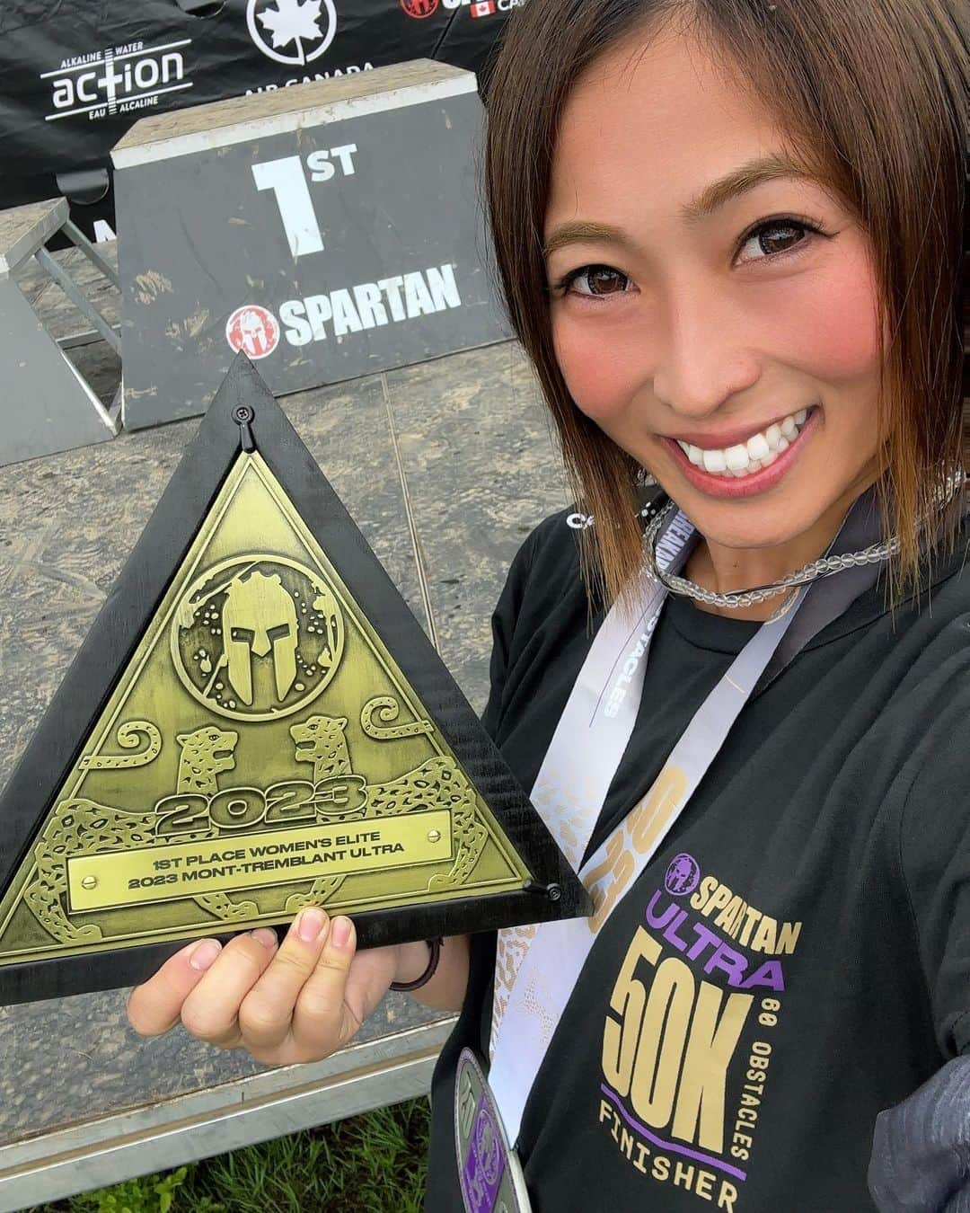 TOMOMIのインスタグラム：「🇨🇦@spartanracecanada ULTRA50K⛰️🏃‍♀️ Women's ELITE 1st🥇 ⌚️11:10:19   It was really harder than any Spartan race I've ever participated in😇😇😇  I went back and forth to the ski resort in the rain...🥲☔️  I got into the quagmire up to my knees many times😵😵😵  Of course, the obstacles are also covered in mud and slip 😭😭😭  The Dunk wall in front of the goal is muddy and super cold🥶🥶🥶  ULTRA starts the 2lap after being forced icing on the Dunk wall, so it's cold and shivering🧊🐧🧊🐧🧊  It was really hard to achieve 50km cumulative 4000m in this environment⛰️⛰️⛰️  Thank you for the wonderful experience❤️ @spartanrace  @spartanracecanada  －－－－－－－－－ー－－－－－－ 今まで参加したどのスパルタンレースよりも本当にキツかったです😇😇😇  雨のスキー場を行ったり来たり、、、  新潟BEASTの最初の登りをリアル10往復ぐらいした疲労感🫠🫠🫠←  しかも日本のトレイルみたいに整備されてないところも多くて 自然ありのままの姿って感じ🌳🪵🍃🌪️  膝上まで埋もれる泥沼に何度も入るし みんなドロドロだから もちろんオブスタも泥だらけでツルツル😭😭😭  ゴール間際にあるDunk wallはちゃんと泥水で超冷たくて🥶🥶🥶  ULTRAはDunk wallで強制アイシングされた後に2週目スタートという鳥肌パラダイス🐧🐤🐧🐤  この環境で50km累積4000mアップは本当に過去一タフでした😬😬😬 📷pic10 ペナルティループ走り過ぎて55km以上走ってました😇😇😇 コスパいいね👍←  こんなこと日本では絶対に出来ないのでご興味ある方是非❤️  ステキな経験を本当にありがとうございました🙇‍♀️✨  Special TEAM🤝 #WEIN group  @spot_llc  @orehasesshusu  thank you✨ 👟@merrelltestlab @merrell  🎒 @salomonrunning @salomon_japan  🧴@phiten_official  🦵 @narurebo   #Canada #Toronto  #World #JAPAN #spartan #spartan #spartanrace #mountain #runner #athlete #ultramarathon  #running #marathon #Trailrun  #runner #japan #champion  #尾藤朋美 #日本代表 #アスリート #ランナー #ウルトラマラソン #ウルトラランナー  #世界一への道 #スパルタンレース #アスリート」