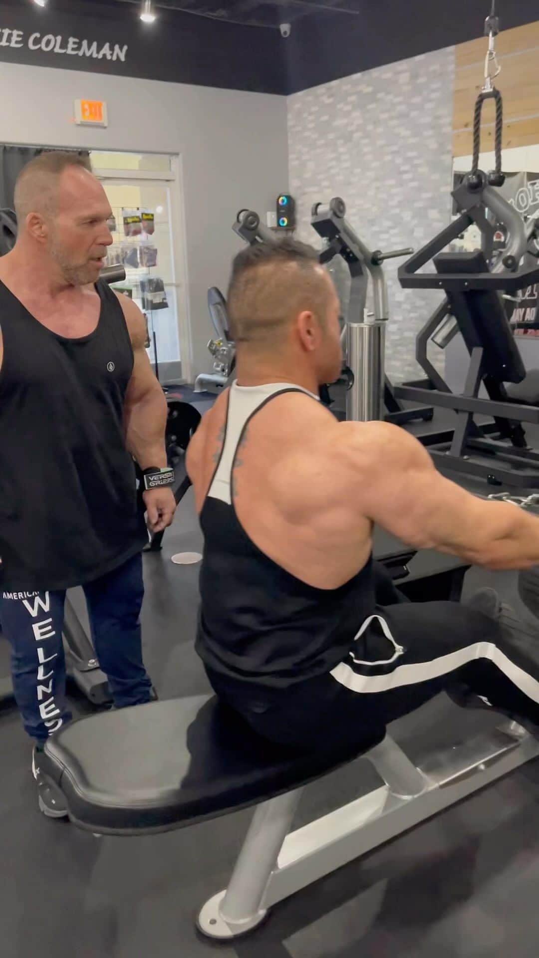 のインスタグラム：「Giant set for Back.  背中ジャイアントセット  トレーニング、栄養を学びたい人用動画講座👇 https://hidetada-yamagishi.shop  筋肉増強・体脂肪燃焼のためのサプリメント👇 https://www.bodicafe.com  オンライン指導(オンライン弟子) DMにてお問い合わせください。  Gym @powerhousegymlasvegas  Photographer @devinjteer   My workout team @drdoomoffroad  @iriskyle  @pedro12aguilar  Thank you my sponsors @americanmalewellness  @gaspari  @urbanicebotanicals  @evolgear  @on.japan  @lasvegasmuscleworks  @stimiron.jp @cardilloweightbelts」