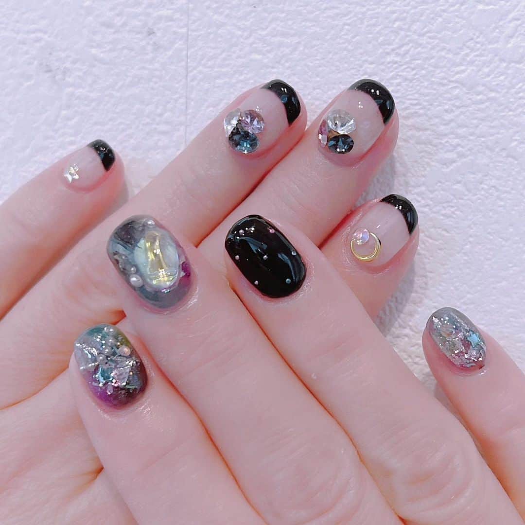 なかやまちえこさんのインスタグラム写真 - (なかやまちえこInstagram)「こちらも黒ときらきら🪄⠀ ⠀ @aby_sharenail ⠀ アシンメトリーかわいいです♡⠀ ⠀ #nail #nails #nailart #ネイル #美甲 #ネイルアート  #japanesenailart #manucure #japanesenails #manicurist #gelnails #أظافر #네일아트 #미용  #เพ้นท์เล็บ #artedeuñas #เพ้นท์เล็บเจล #ジェルネイルデザイン #ネイルデザイン #nagelkunst #アシメネイル #フレンチネイル #黒ネイル」6月18日 15時19分 - chiekonakayama