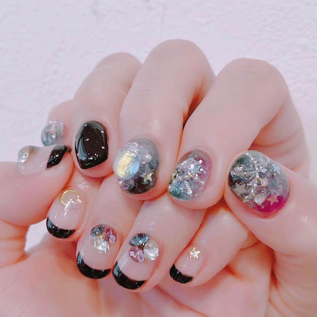なかやまちえこのインスタグラム：「こちらも黒ときらきら🪄⠀ ⠀ @aby_sharenail ⠀ アシンメトリーかわいいです♡⠀ ⠀ #nail #nails #nailart #ネイル #美甲 #ネイルアート  #japanesenailart #manucure #japanesenails #manicurist #gelnails #أظافر #네일아트 #미용  #เพ้นท์เล็บ #artedeuñas #เพ้นท์เล็บเจล #ジェルネイルデザイン #ネイルデザイン #nagelkunst #アシメネイル #フレンチネイル #黒ネイル」