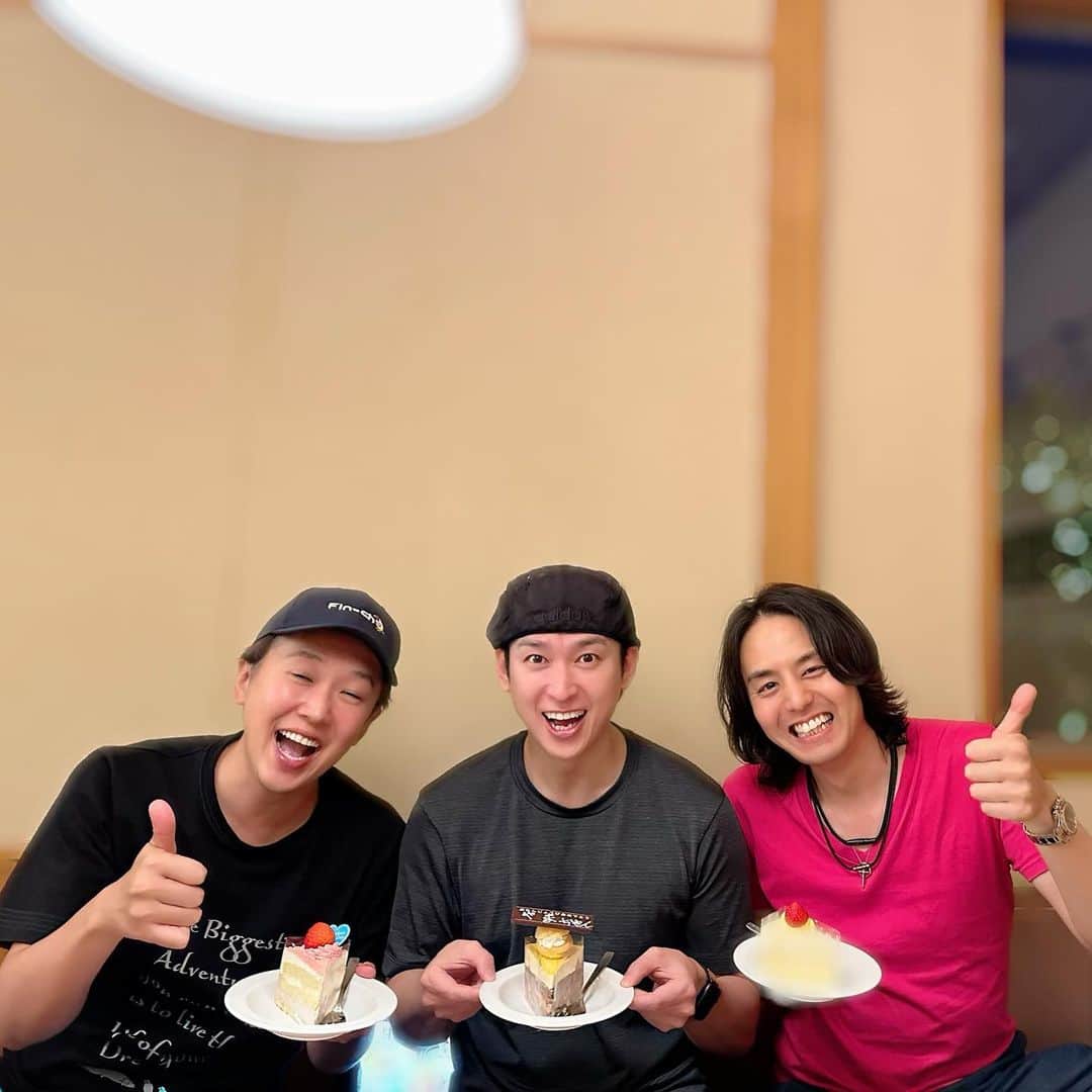 金子貴俊のインスタグラム：「昨日は親友山ちゃんの誕生日をレミオロメン神宮司治君と祝いました〜♪ 山ちゃんこと、山﨑勝之君はウォーターボーイズの撮影で出会って23年！人生の半分一緒に過ごしている大切な友人。 楽しい時間を過ごしました♪ このメンバーの安定感ハンパない✨ 私、目、瞑ってるね」