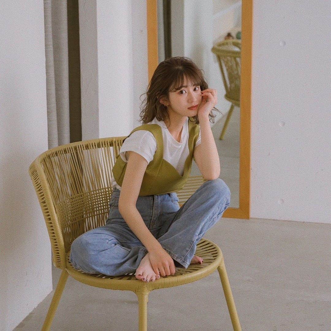 のインスタグラム：「明日18:00〜販売の ビスチェとスカート💛💚🌻🍐  スカートのハイウエストさもビスチェの丈も できるだけスタイル盛れする形にしました🥹❤️  ちなみに撮影した時は妊娠5ヶ月🤰🏻 お腹が少しポッコリしてた時で Mサイズのスカート履いてたよん😳👏🏻  後ろはゴムになっていて 組み合わせで何通りも楽しめる🥹🔥  別々で着ても可愛いし もちろんセットで着るとなおかわちぃ🥹💓💓💓  【カラービスチェ】 ◆カラー/サイズ カーキKHK/FREEサイズ イエローYEL/FREEサイズ ◆販売価格 ¥3000(3300)  【Vスリットカラータイトスカート】 ◆カラー/サイズ カーキKHK/S•Mサイズ イエローYEL/S•Mサイズ ◆販売価格 ¥5000(5500)」