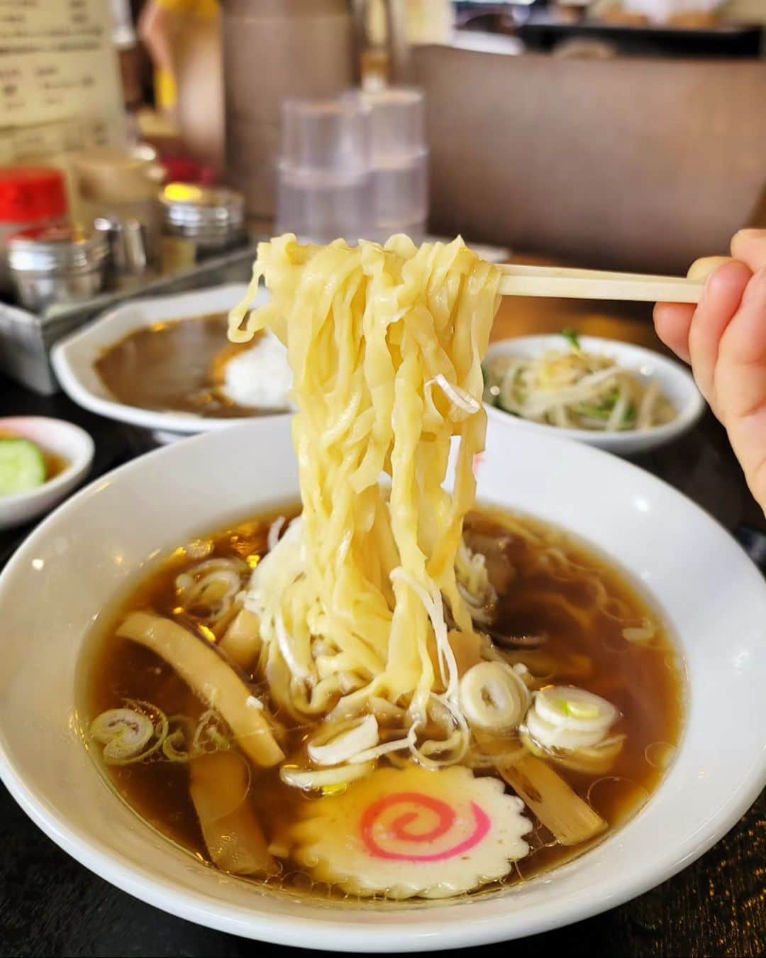 石関友梨さんのインスタグラム写真 - (石関友梨Instagram)「名店が復活！清華軒🍜⁡ ⁡⁡ ⁡オープンと同時に入店しましたが⁡ ⁡既に駐車場は満車でした💦⁡ ⁡⁡ ⁡午後にはいつも売り切れてしまうので⁡ ⁡早めの時間帯に行くのがおすすめです⁡ ⁡@seikaken_1956 ⁡ ⁡⁡ ⁡群馬県高崎市の老舗ラーメン店が6年振りに⁡クラファンで復活！⁡ ⁡⁡ ⁡店主さんの弟さんのお店がリニューアル⁡ ⁡⁡ ⁡店内は広く子ども連れでも⁡ ⁡家族でも来れる感じ😊⁡ ⁡⁡ 昔ながらのこれぞ醤油ラーメンッ！！⁡ って感じなんだけど⁡ ⁡とっても美味しかったです😋⁡ ⁡⁡ ⁡ #清華軒 #群馬ラーメン #高崎グルメ #絶メシ #復活店 #話題のお店 #醤油ラーメン⁡ ⁡ #食べ歩き」6月18日 15時33分 - yurimorico