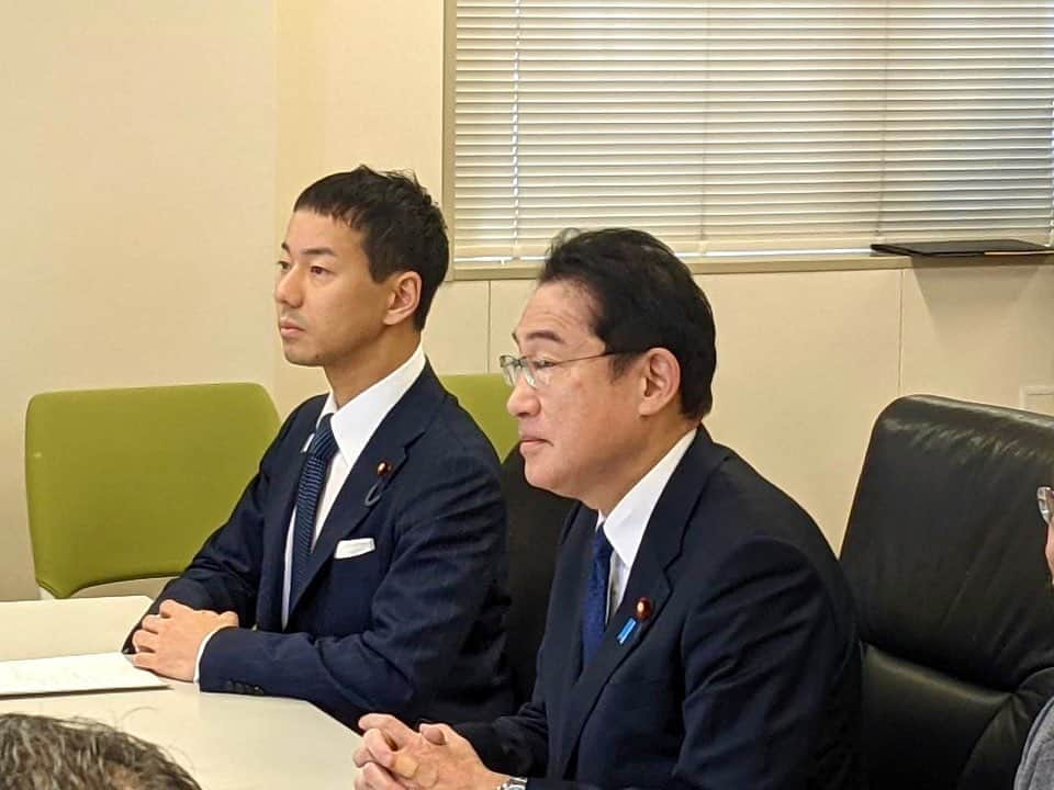 山本左近のインスタグラム：「3月27日  文化庁の京都移転における訓示が文科省旧庁舎にて行われました。  岸田文雄総理に文科省へお越しいただき、永岡大臣とともに私も陪席。  京都側の簗副大臣と都倉文化庁長官とオンラインで繋いで実施されました。  総理の横に座る機会はとても緊張しました。  完成直前の京都の文化庁も視察。 オンラインにて対応できるようになっているので、今後の運用面においてもスムーズに仕事ができるように進めてまいります。  *過去投稿できなかったものをアップしています。」