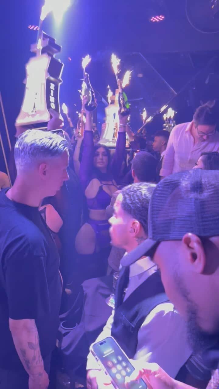 トニー・イエイヨーのインスタグラム：「Motion In Miami @lecheminduroi @bransoncognac」
