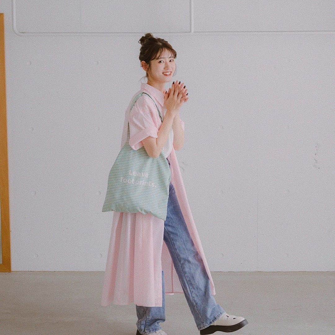 のインスタグラム：「こちらも明日18:00〜ZOZOTOWNにて 販売開始のフレアシャツワンピース👗🌷🐷  ボタン前回で羽織っても 全部閉めてワンピとしても最高にキュンで🫰🏻 ワンピースにした時は 透けないようにペチコート付きです✨  淡いカラーが絶妙で 前回販売したトートバッグとの相性が抜群です🤦🏻‍♀️❤️  【フレアシャツワンピース】 ◆カラー/サイズ ピンクPNK/FREEサイズ イエローYEL/FREEサイズ ◆販売価格 ¥7000(7700)」