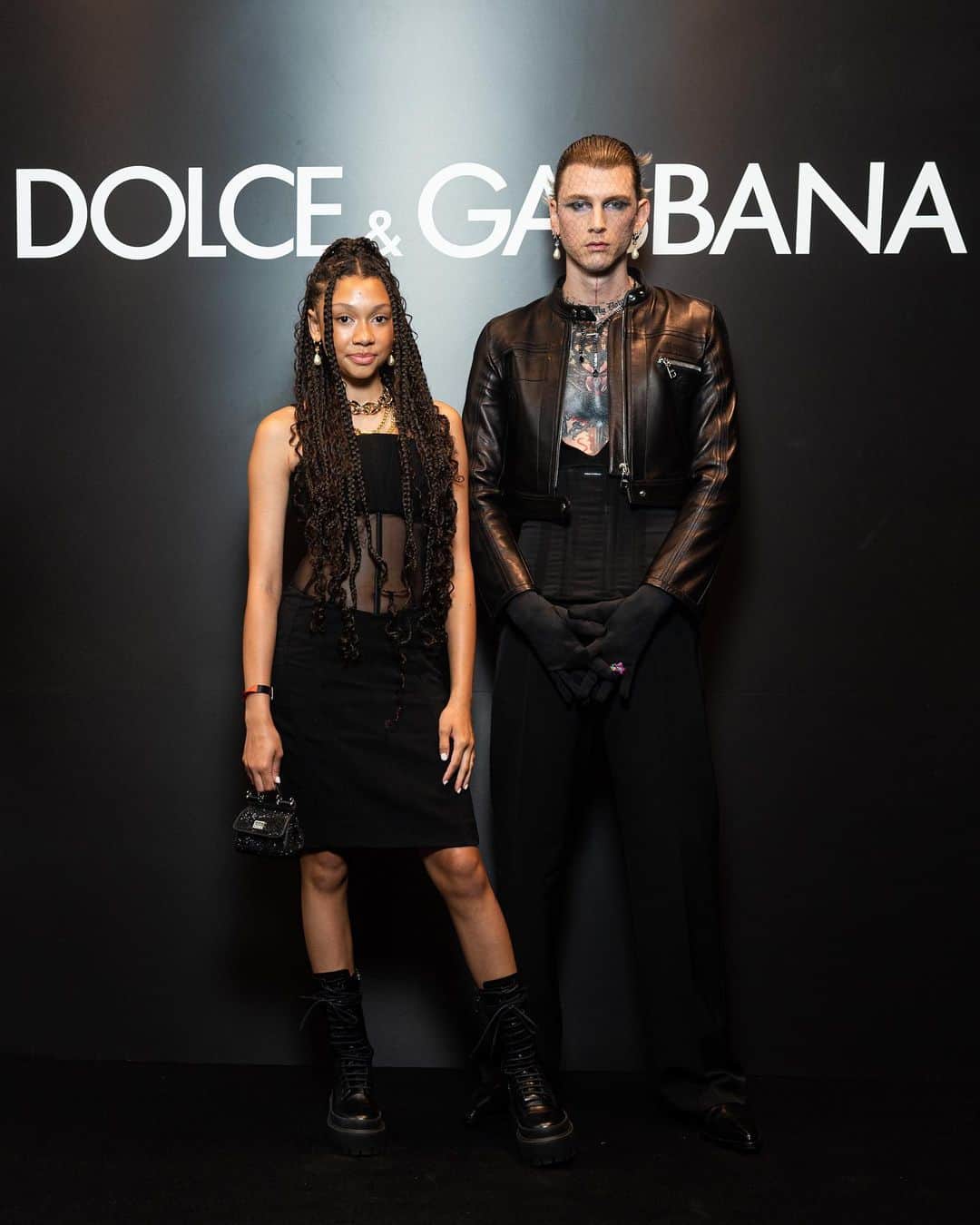 Just Jaredさんのインスタグラム写真 - (Just JaredInstagram)「Machine Gun Kelly attended the @dolcegabbana fashion show in Milan with his 13-year-old daughter Casie. Also in attendance were Emily in Paris' Paul Forman, 365 Days' Michele Morrone, and singer Luke Hemmings. #MachineGunKelly #PaulForman #MicheleMorrone #LukeHemmings #DolceGabbana Photos: Dolce&Gabbana」6月18日 15時30分 - justjared